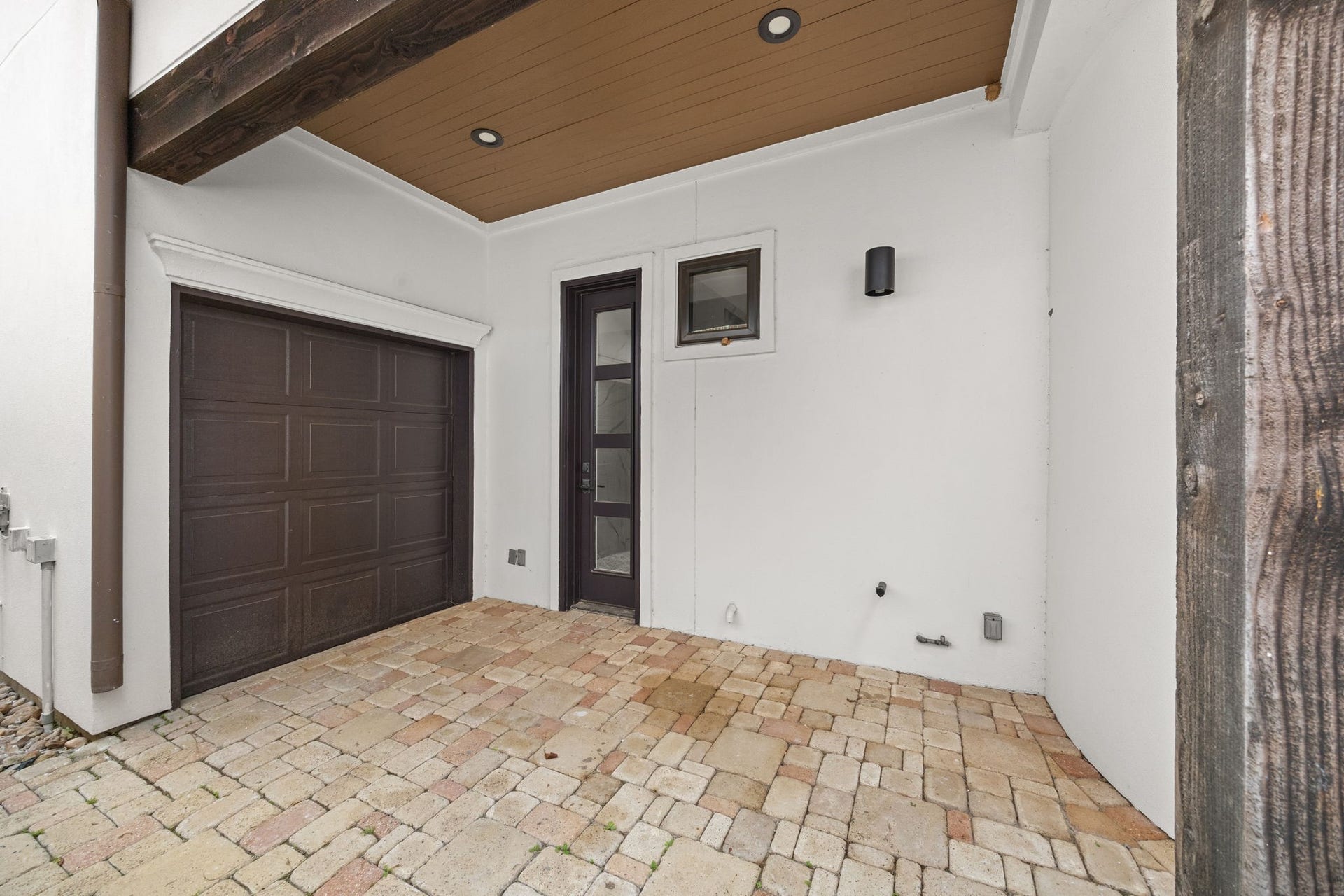 721 Harborside Way, League City, TX 77565 The three-car garage includes a golf cart door with direct access to the back of the home, adding both functionality and convenience.