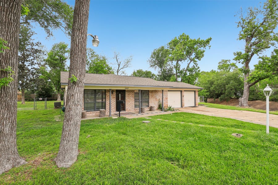 Property photo for 3907 Galway Lane, Houston, TX
