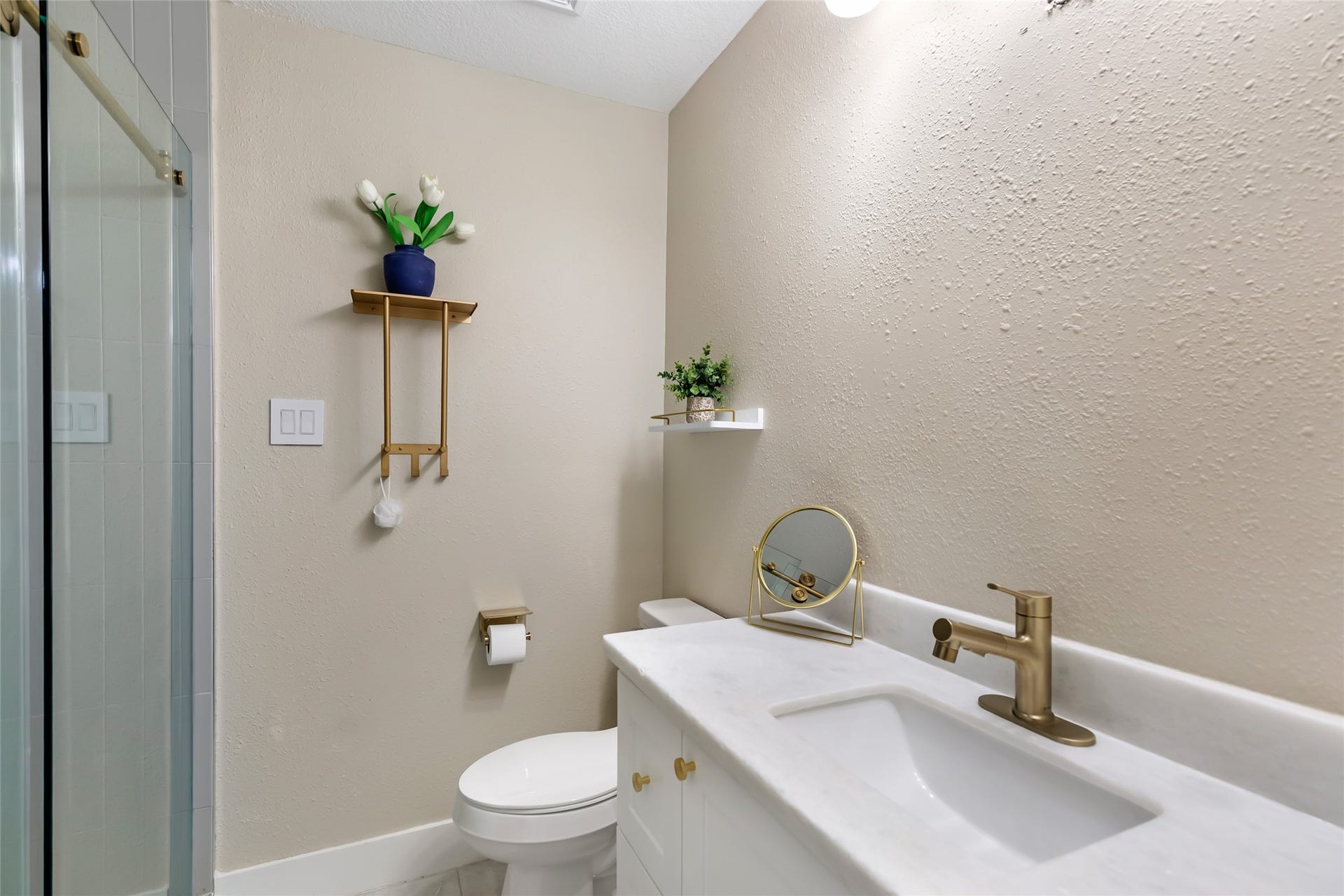 3714 Swift Creek Drive, Kingwood, TX 77339 Secondary bedroom's Ensuite bathroom