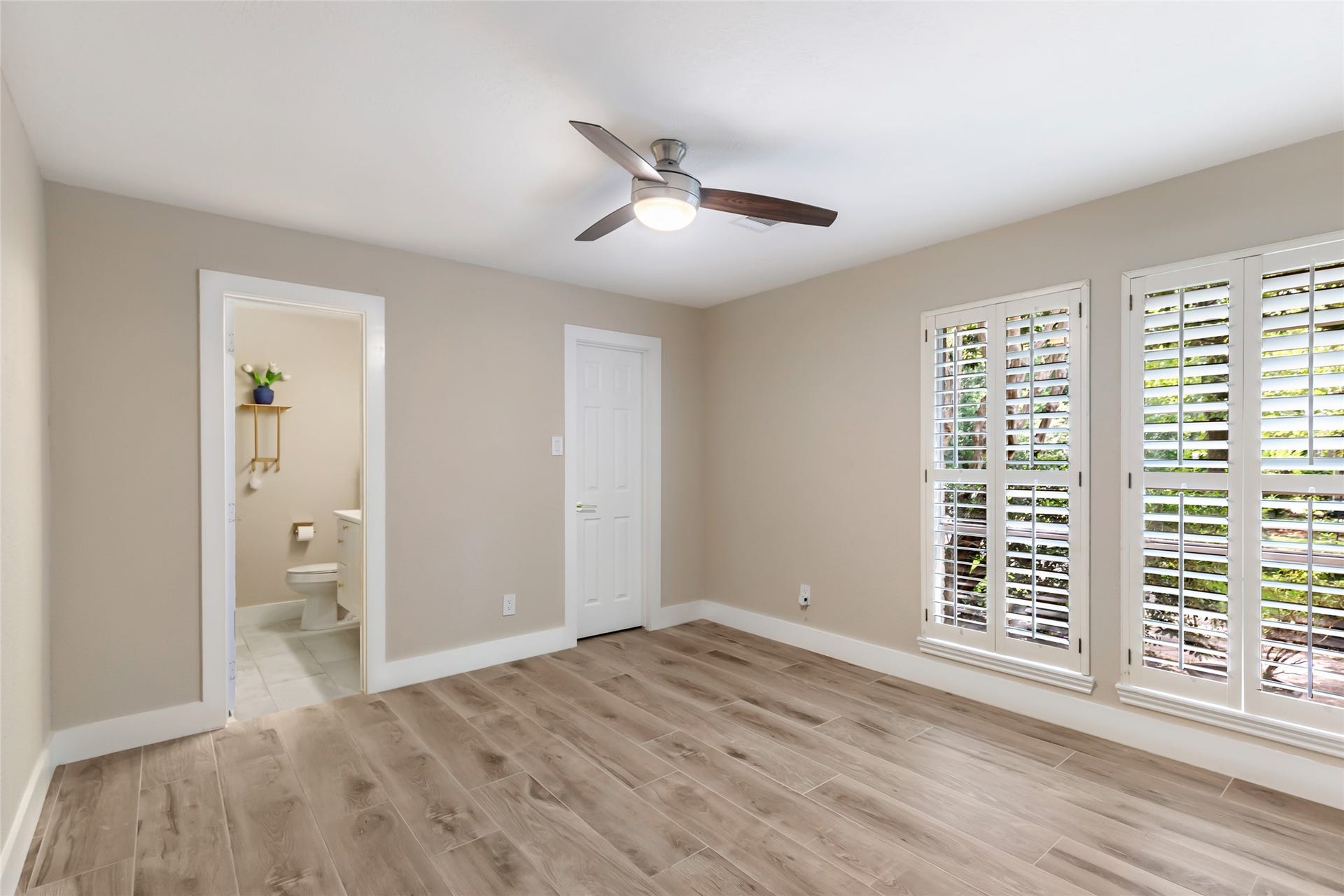 3714 Swift Creek Drive, Kingwood, TX 77339 This secondary bedroom has an ensuite full bathroom and roomy closet!
