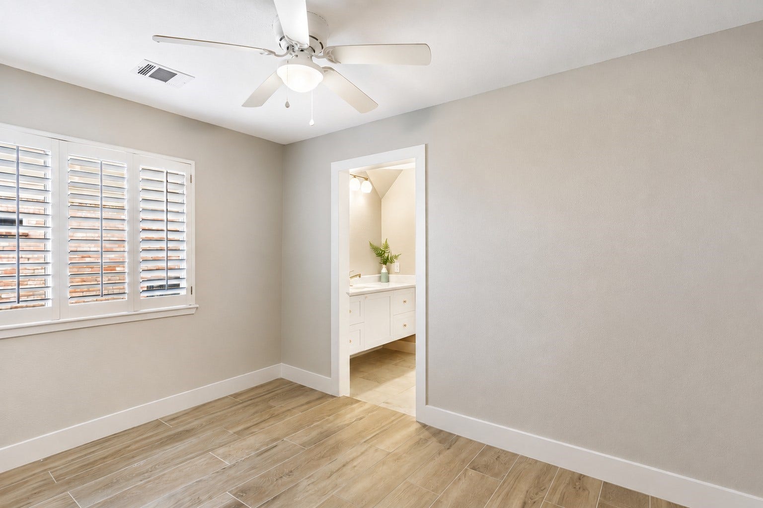 3714 Swift Creek Drive, Kingwood, TX 77339 another secondary bedroom that shares a jack and jill bathroom with another bedroom.