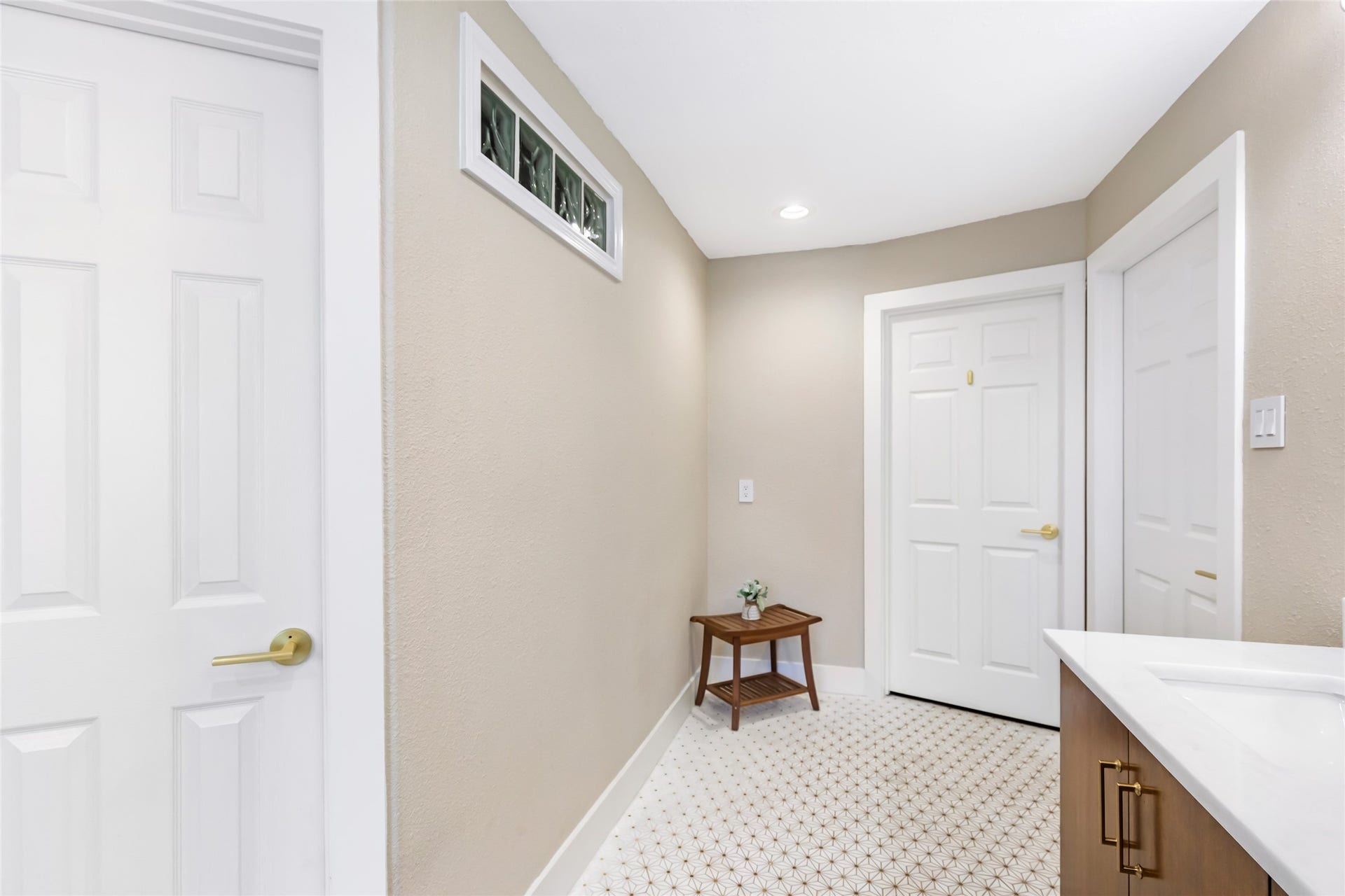 3714 Swift Creek Drive, Kingwood, TX 77339 Hallway leading to the office/study/nursery om the left and Primary bedroom straight ahead.