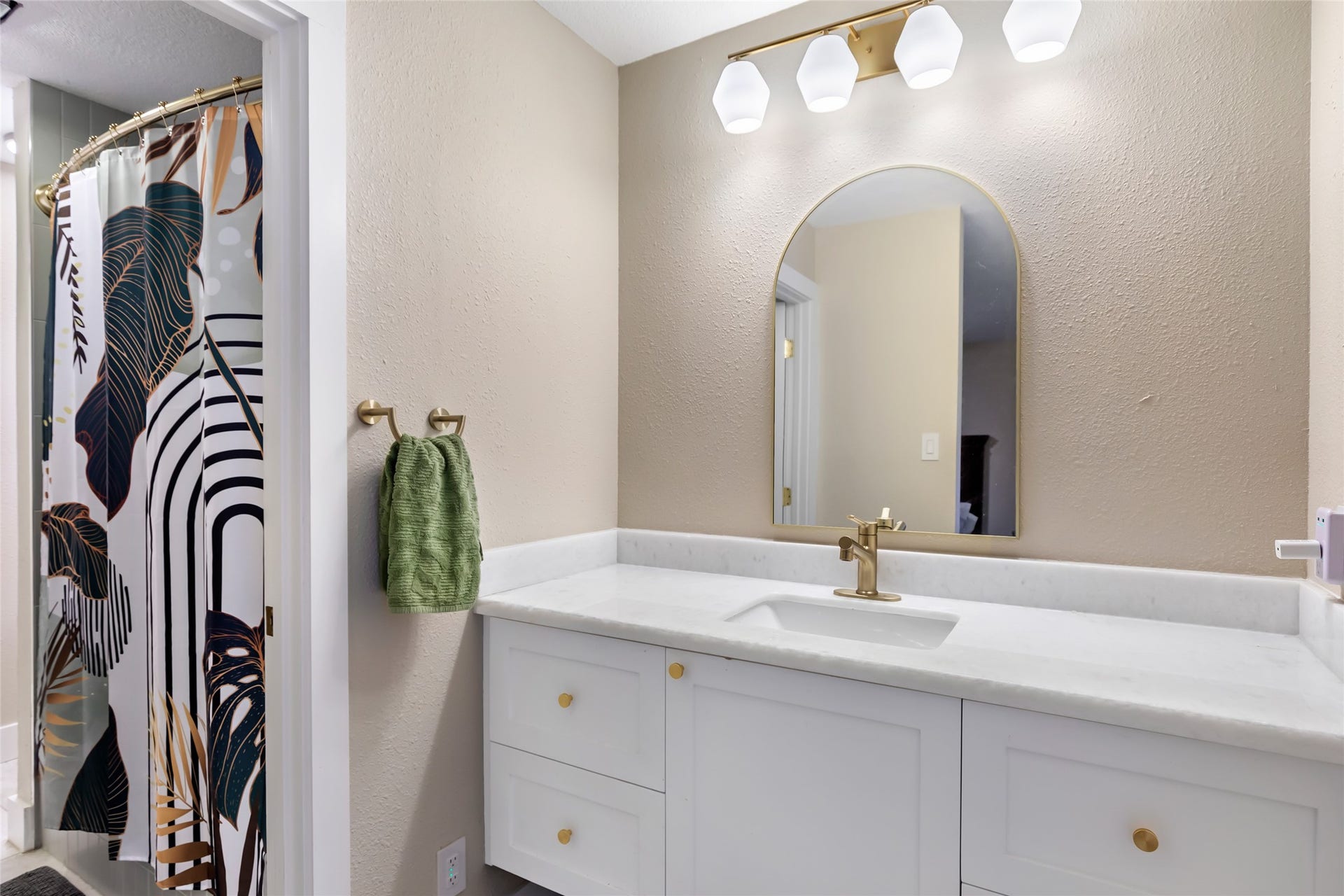 3714 Swift Creek Drive, Kingwood, TX 77339 jack and jill bathroom