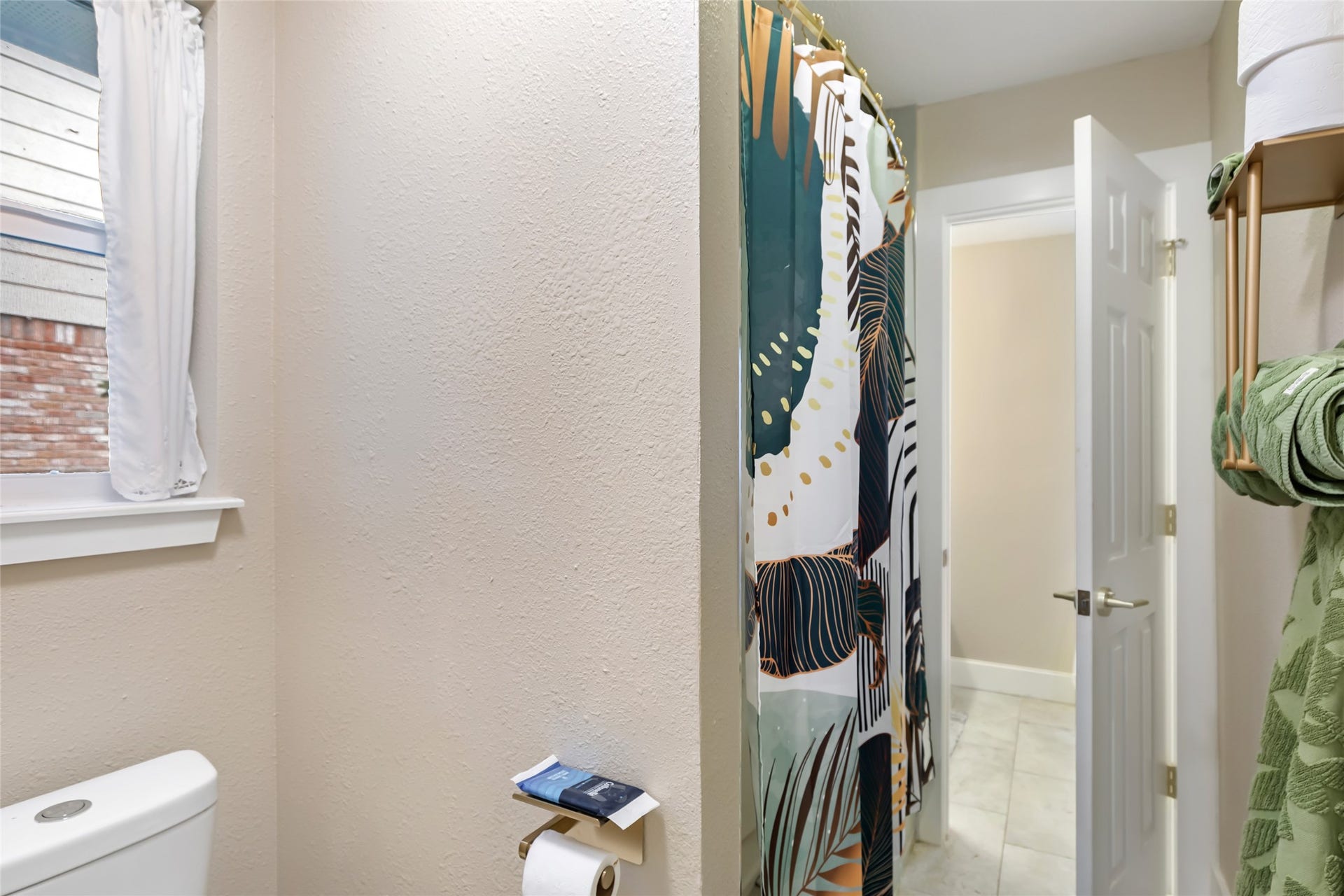 3714 Swift Creek Drive, Kingwood, TX 77339 jack and jill bathroom