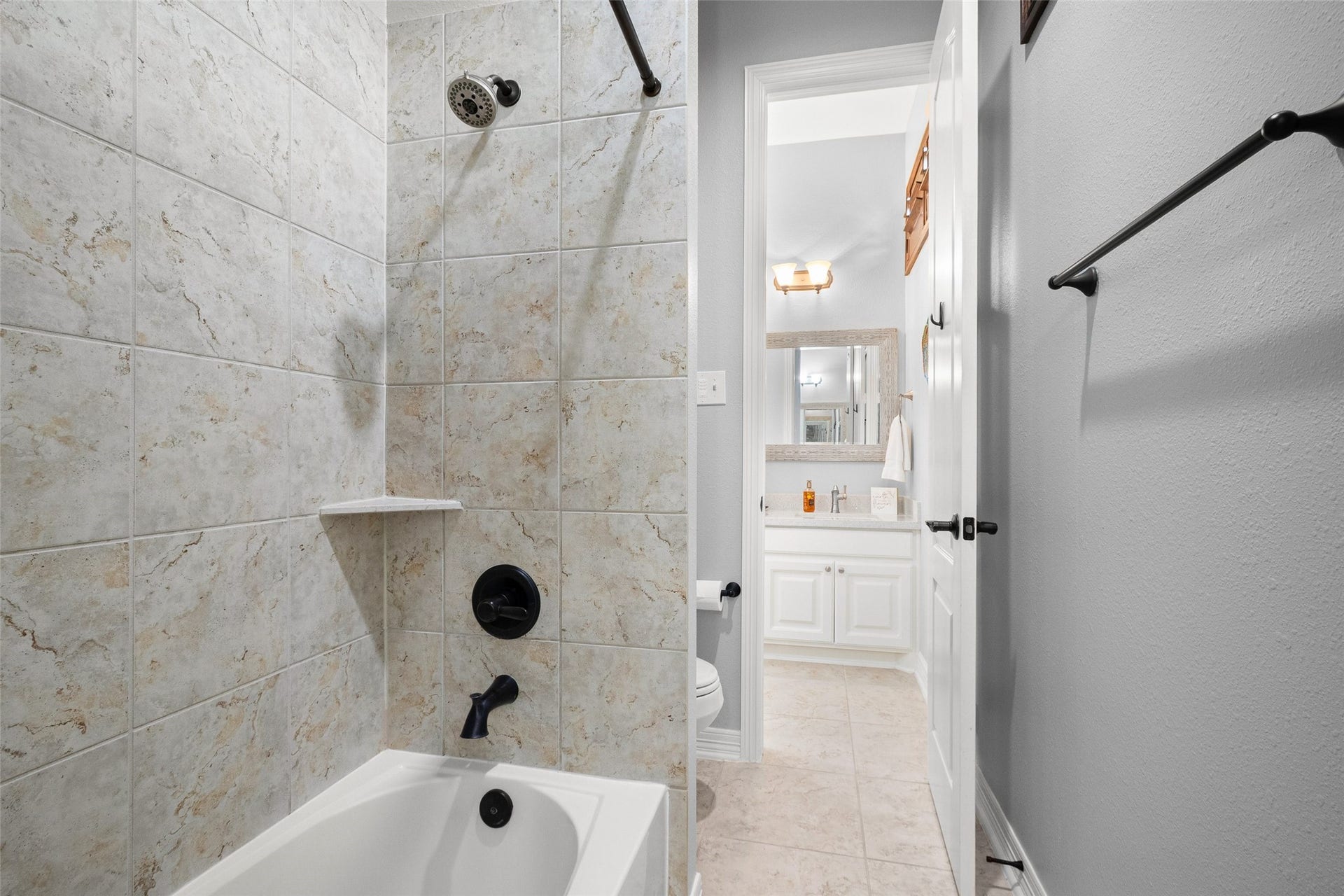 21114 W Kelsey Creek Trail, Cypress, TX 77433 tub/shower for connecting en-suite bathroom