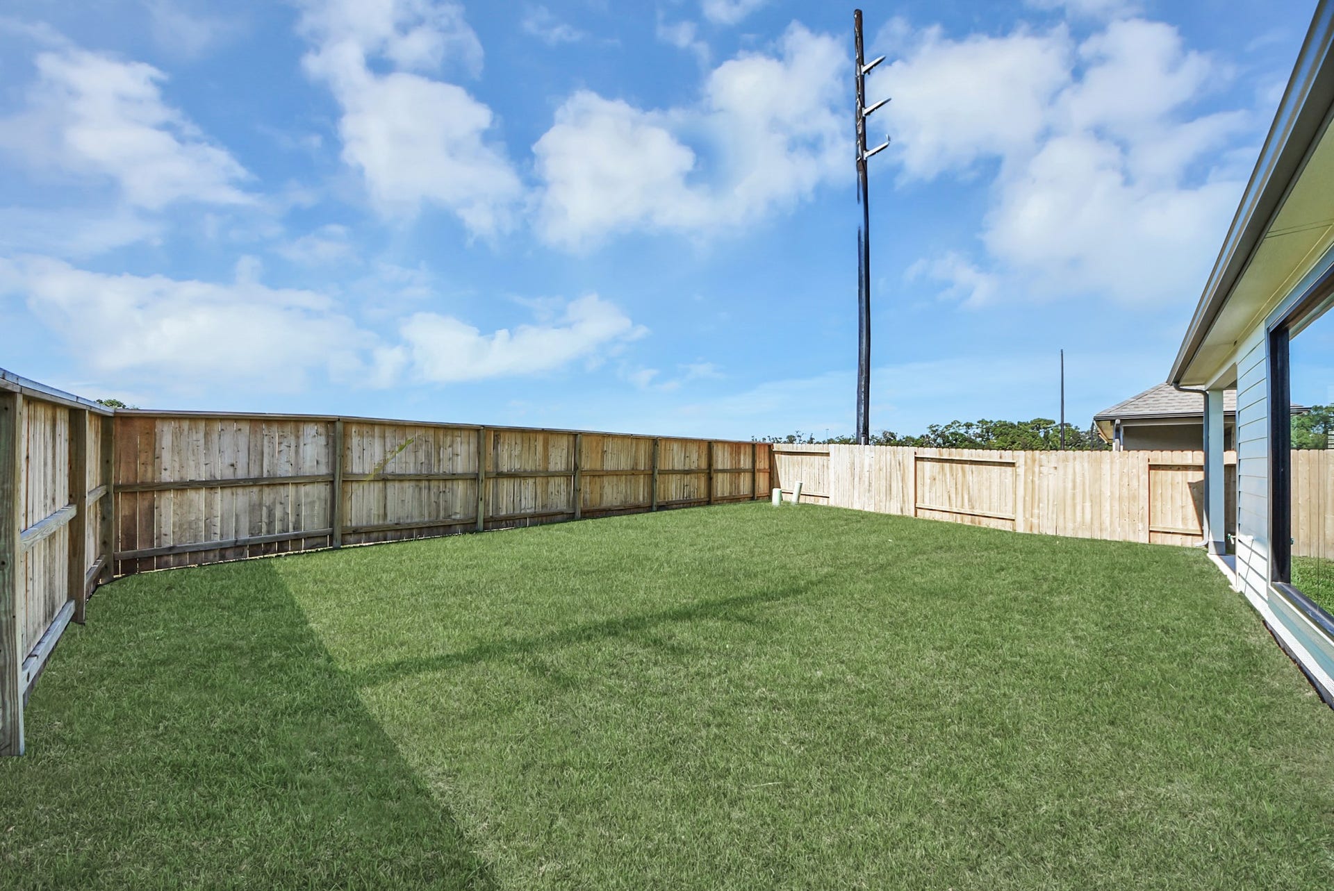 11103 Tulip Ridge Trail, Houston, TX 77044 Discover the expansive backyard and its inviting covered patio a perfect haven for both playtime for the kids and relaxation for adults. This outdoor space is an ideal canvas for your outdoor living dreams, complete with room for patio furniture, a BBQ pit, and endless possibilities for creating your own personalized oasis. Note: sample product photo. Actual exterior and interior selections may vary by homesite.