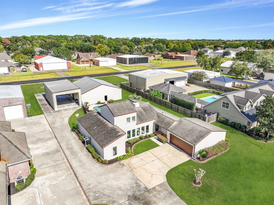 Property photo for 2105 Airline Drive, Friendswood, TX
