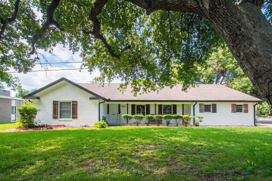 Property photo for 220 Oyster Creek Drive, Lake Jackson, TX