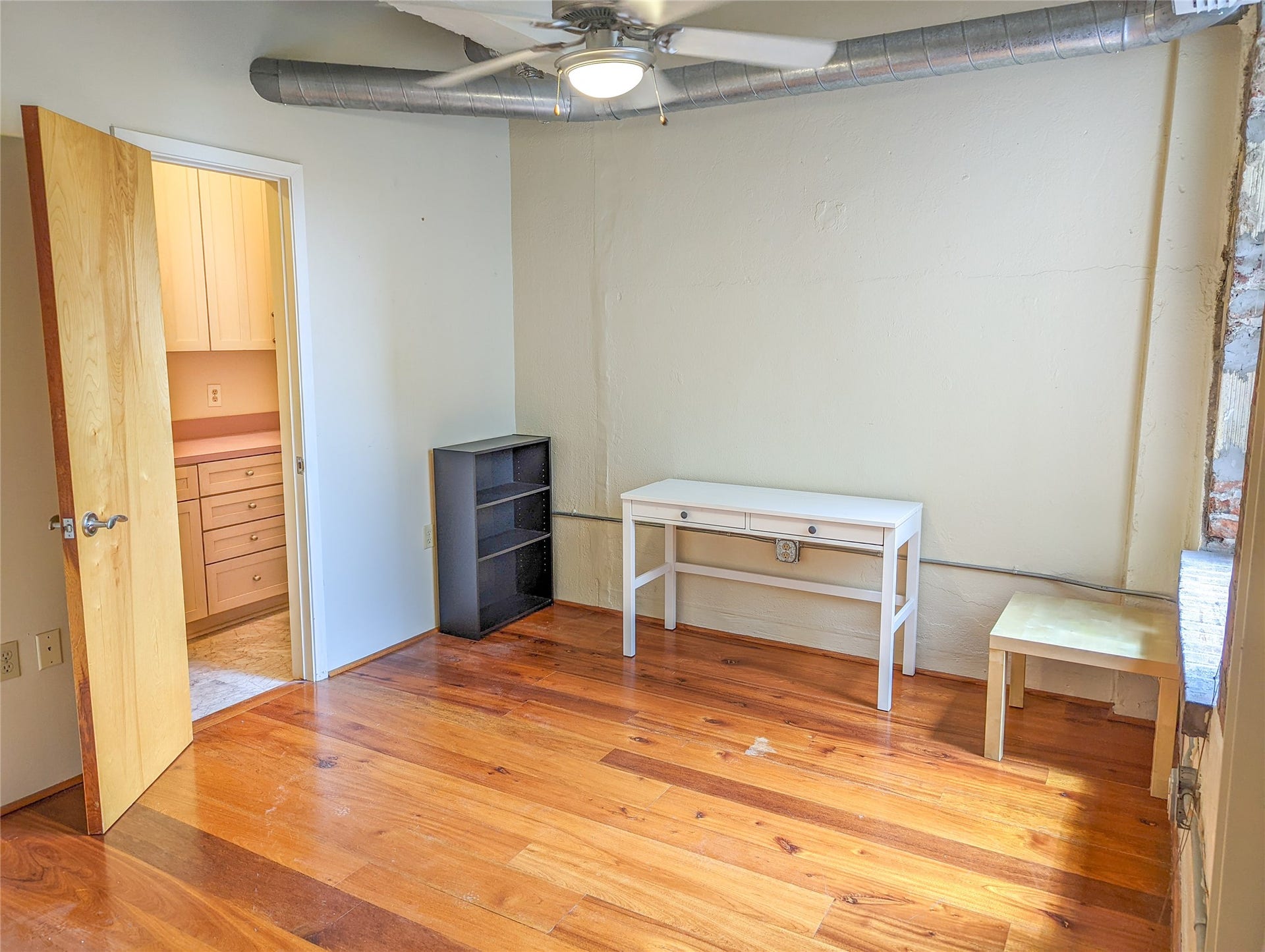 Extra flex space for office, study, additional bed, etc. (furniture not included)