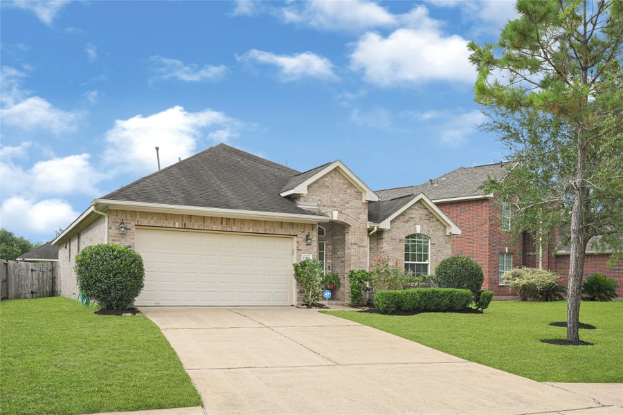 Property photo for 13610 Summer Spring Lane, Rosharon, TX