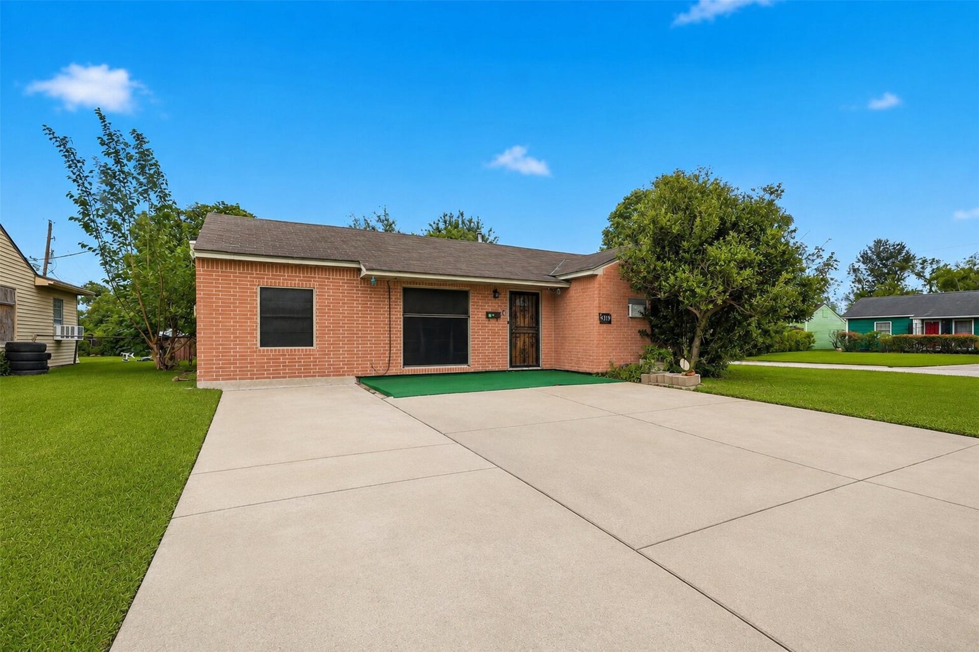 Spacious driveway with plenty of room for guests, gatherings, or multiple vehicles