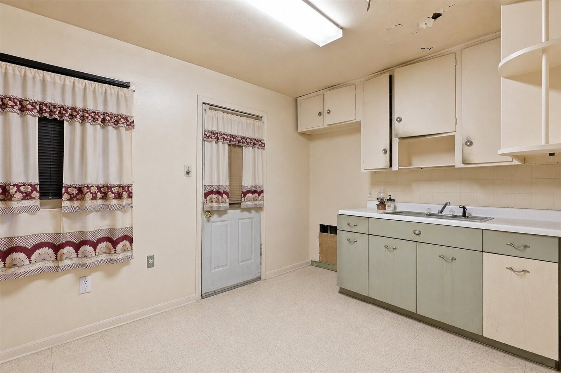 Functional kitchen space with room to personalize and make your own