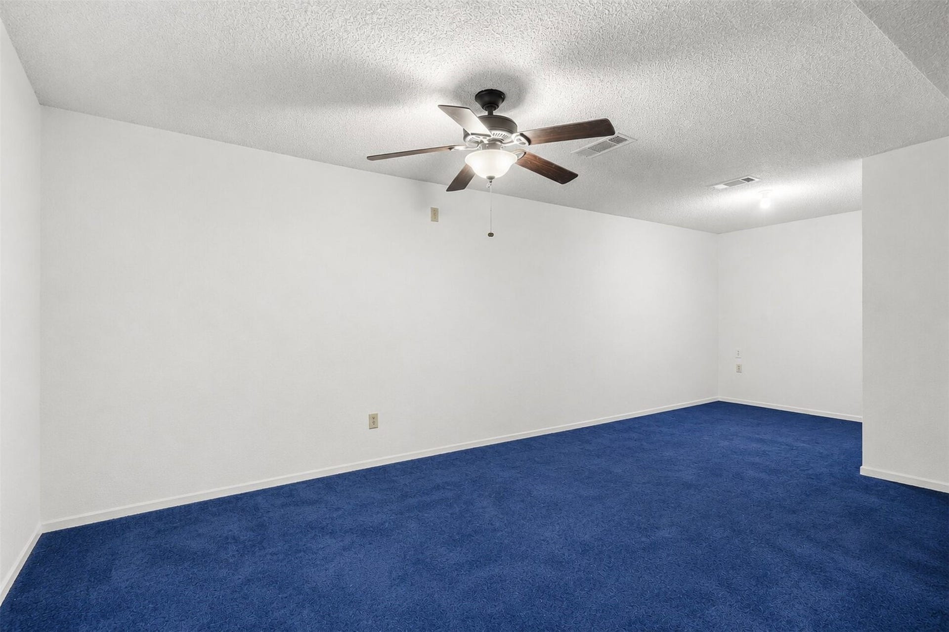Large multi-functional living area with incredible potential and flexibility