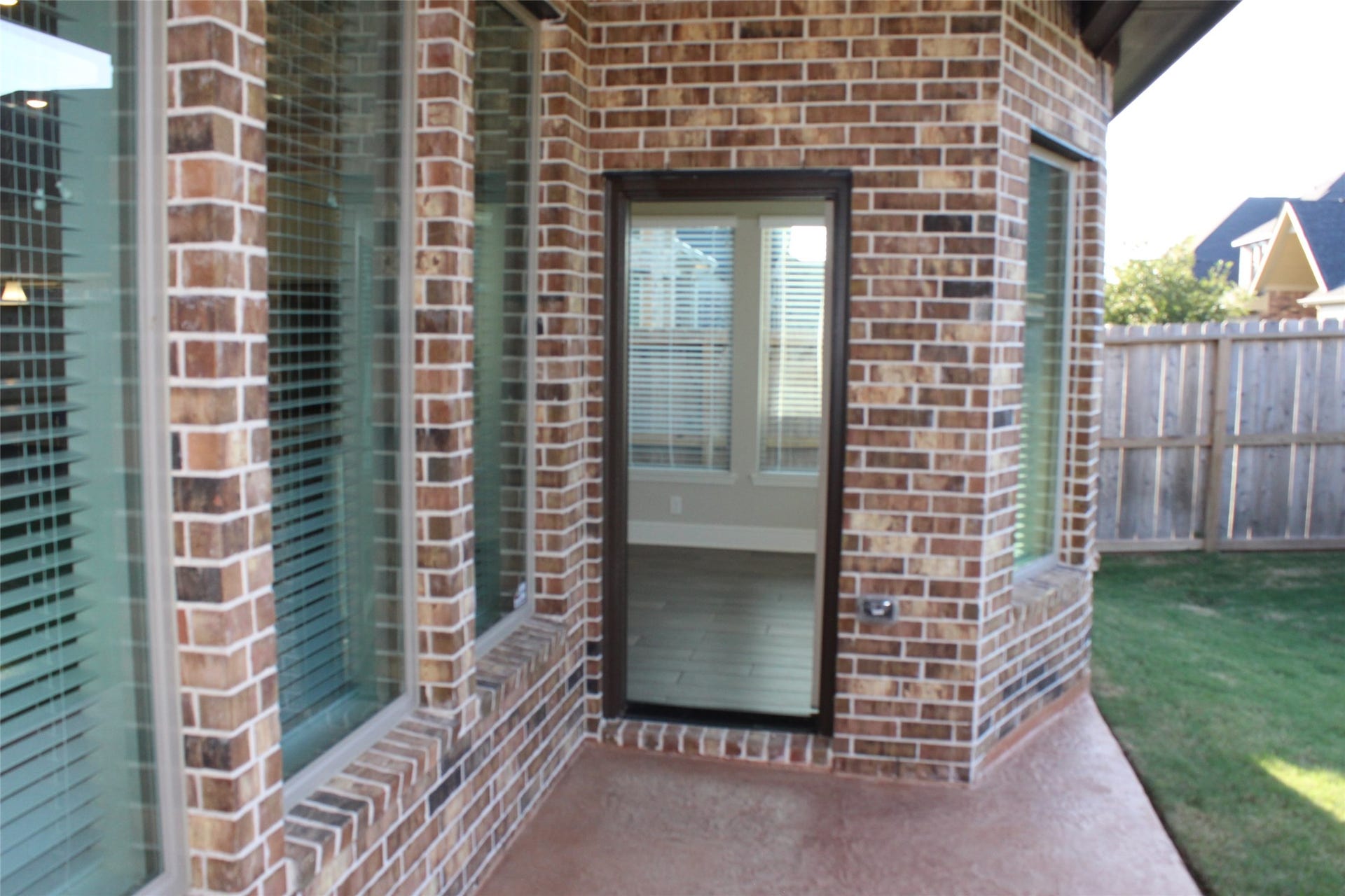 906 Daffodil View Court Court, Richmond, TX 77406 Cover patio with seating area