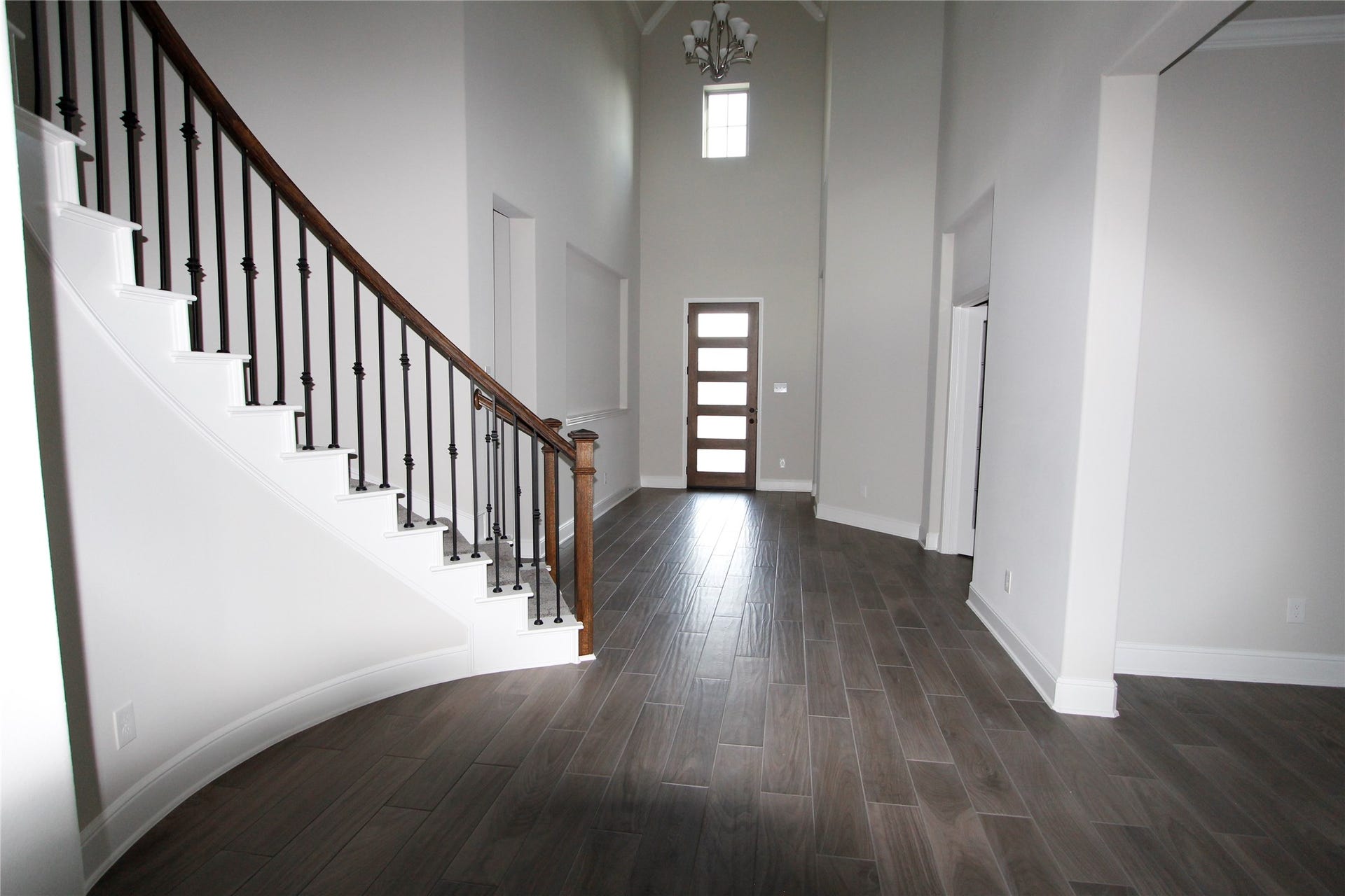906 Daffodil View Court Court, Richmond, TX 77406 Wao, a good look at the wood looking vinyl flooring