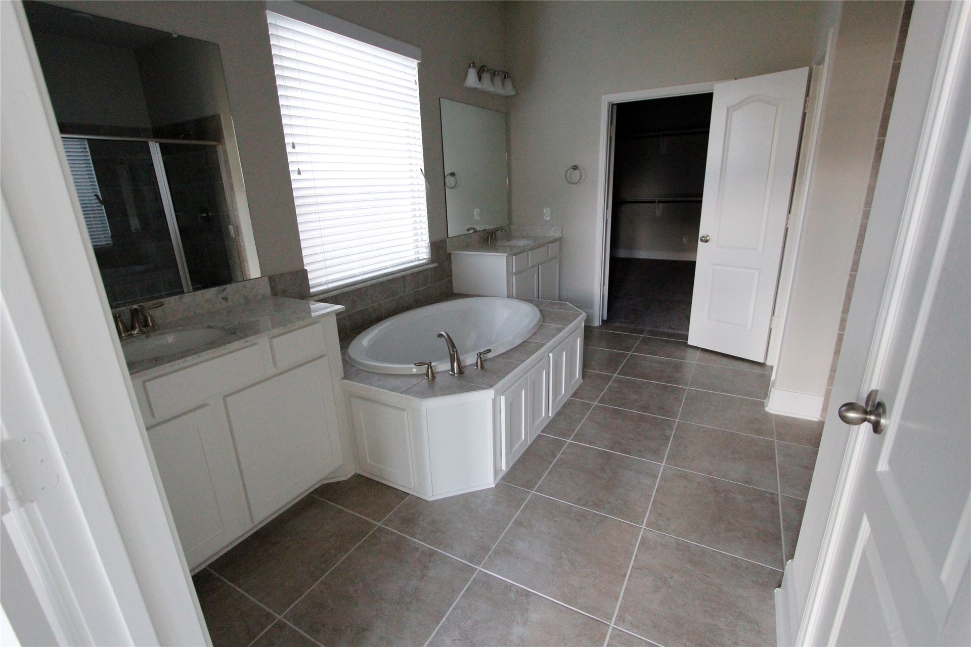 906 Daffodil View Court Court, Richmond, TX 77406 Second sink in the master bathroom