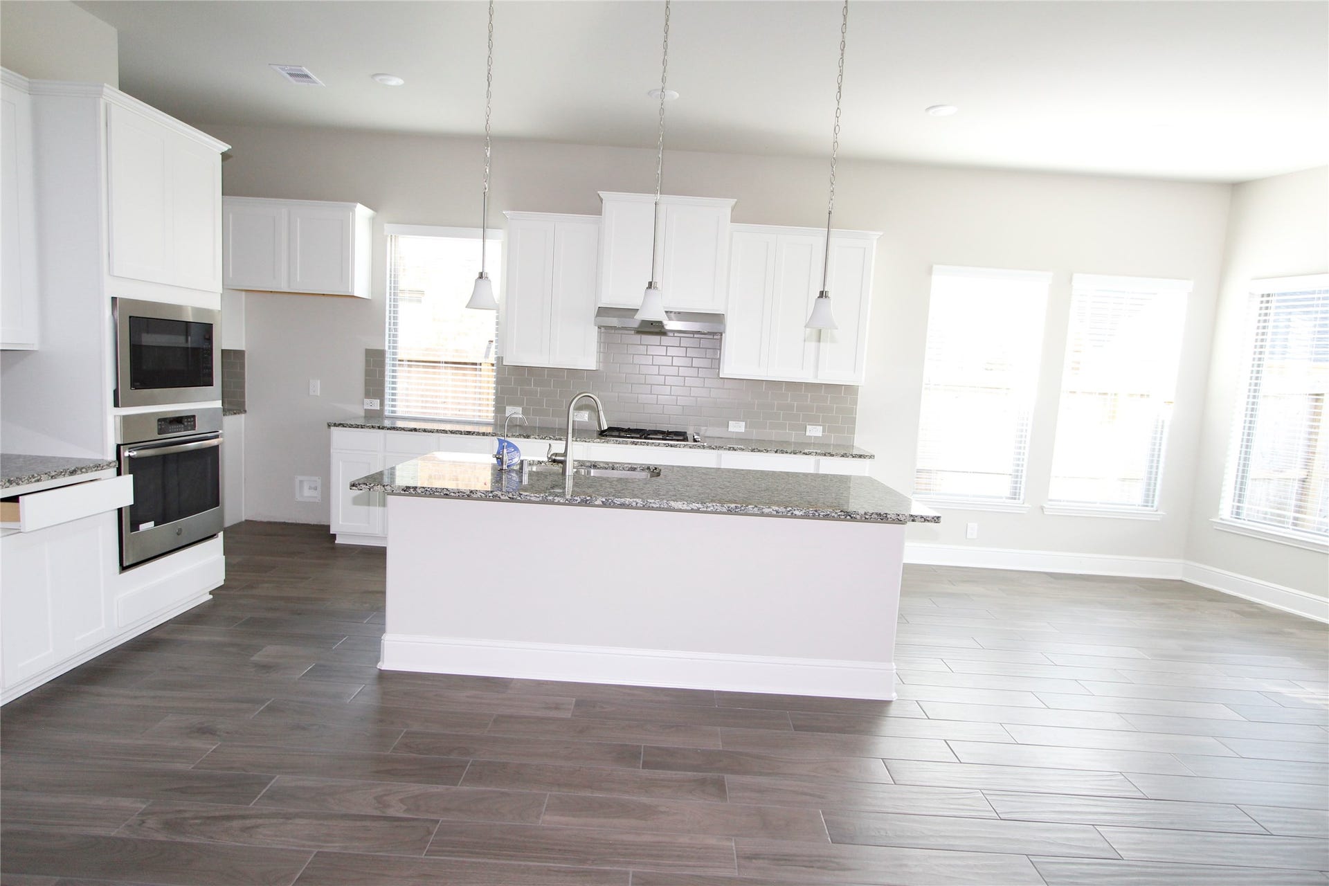 906 Daffodil View Court Court, Richmond, TX 77406 Kitchen with breakfast area to the corner