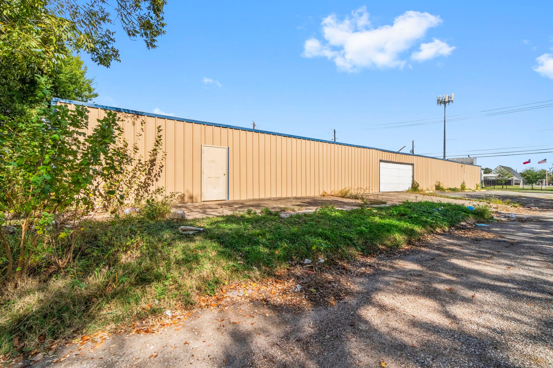1018 Shaver Street, Pasadena, TX 77506 Rear access with additional parking and potential loading/receiving area.