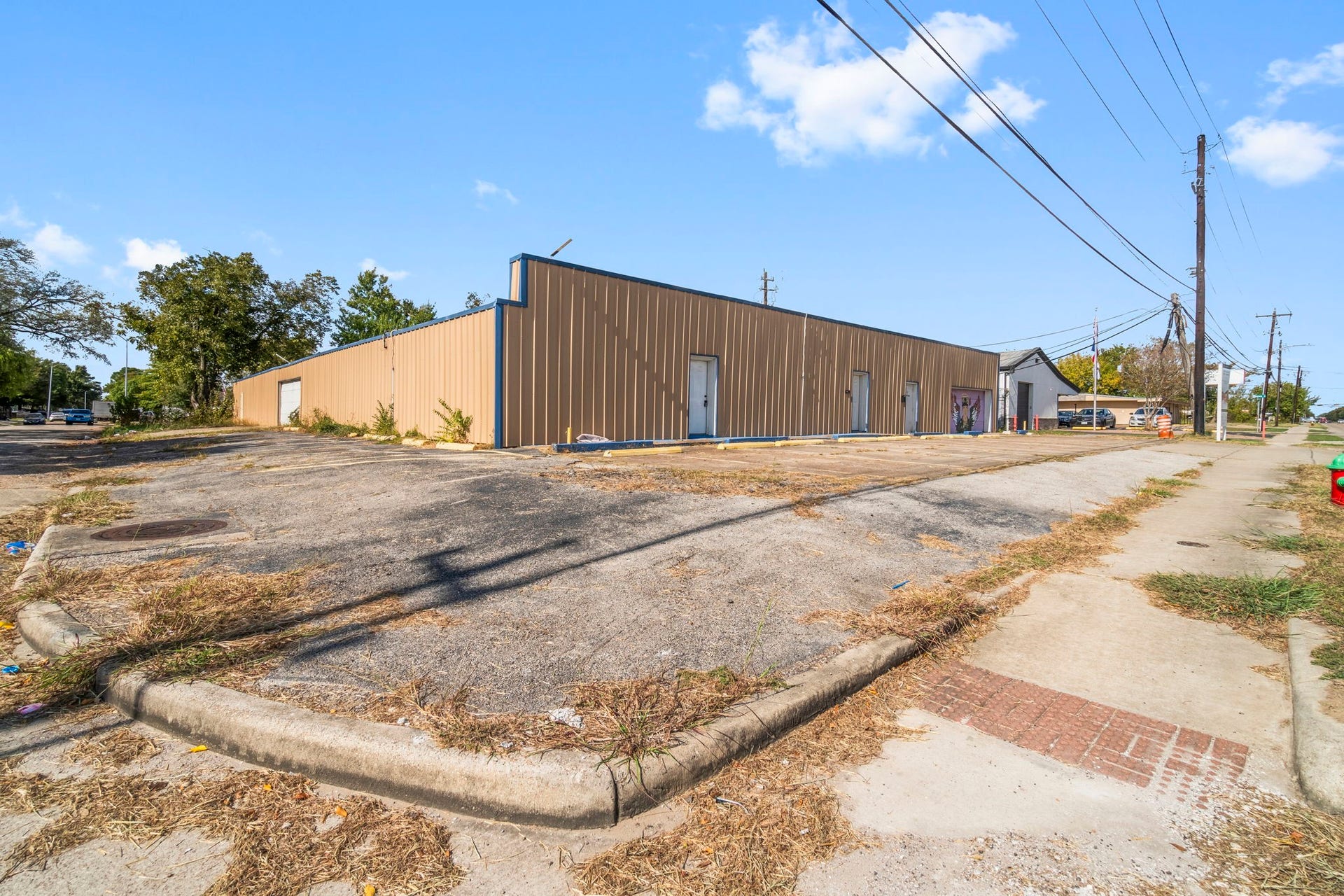 1018 Shaver Street, Pasadena, TX 77506 Large corner-lot commercial building with ample parking and flexible access points.