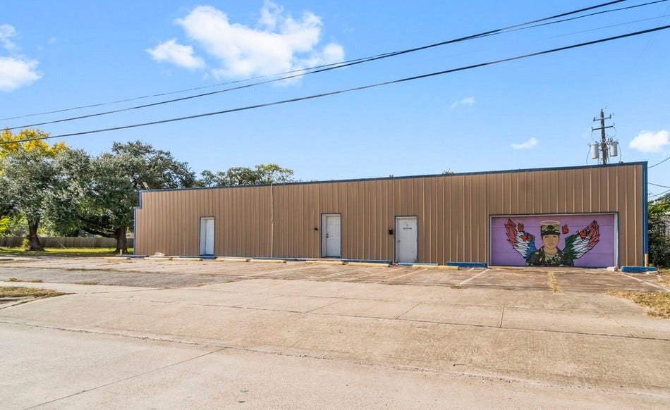 1018 Shaver Street, Pasadena, TX 77506 Expansive front parking area ideal for staff and customer convenience