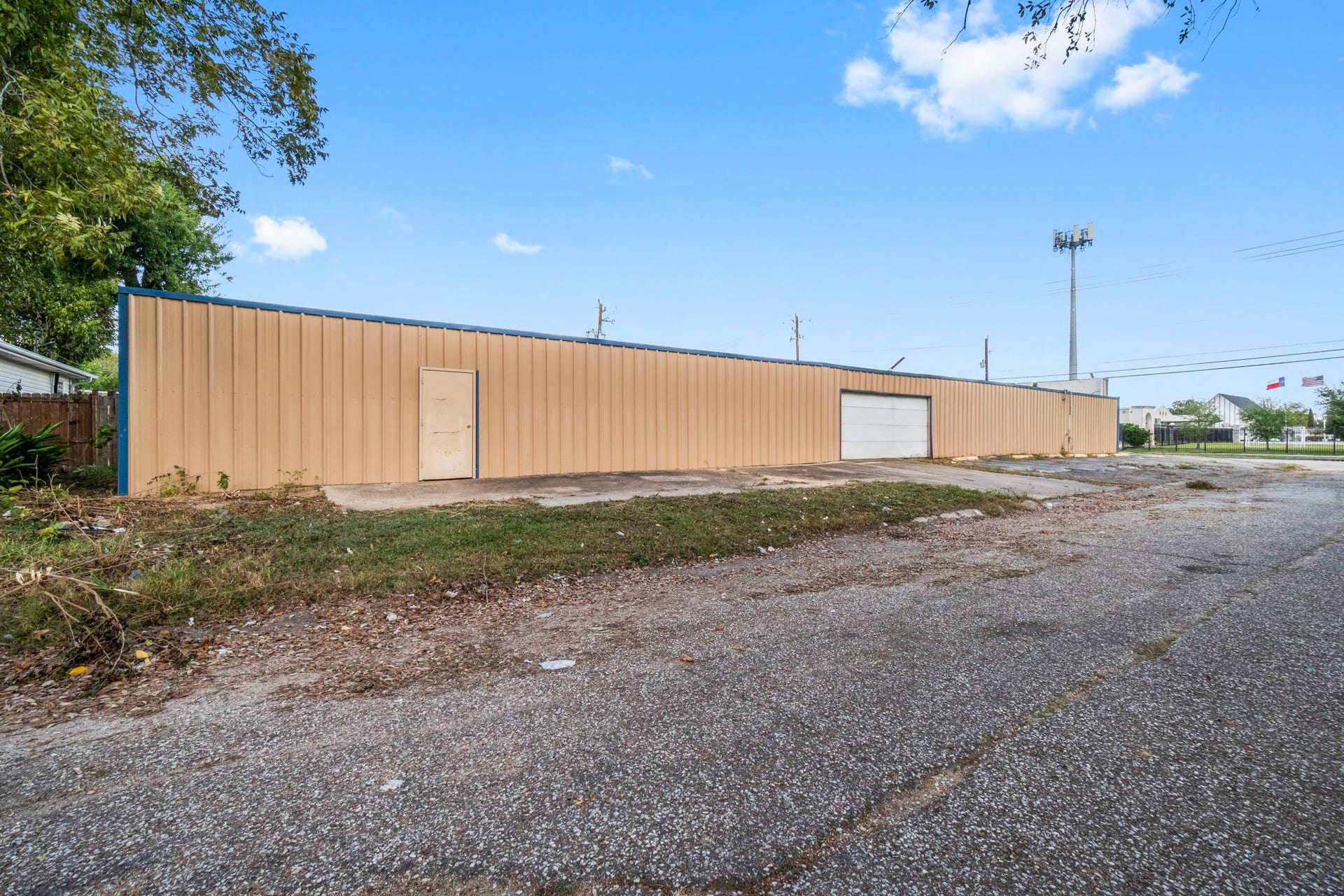 1018 Shaver Street, Pasadena, TX 77506 Back entry with roll-up access ideal for loading and deliveries.