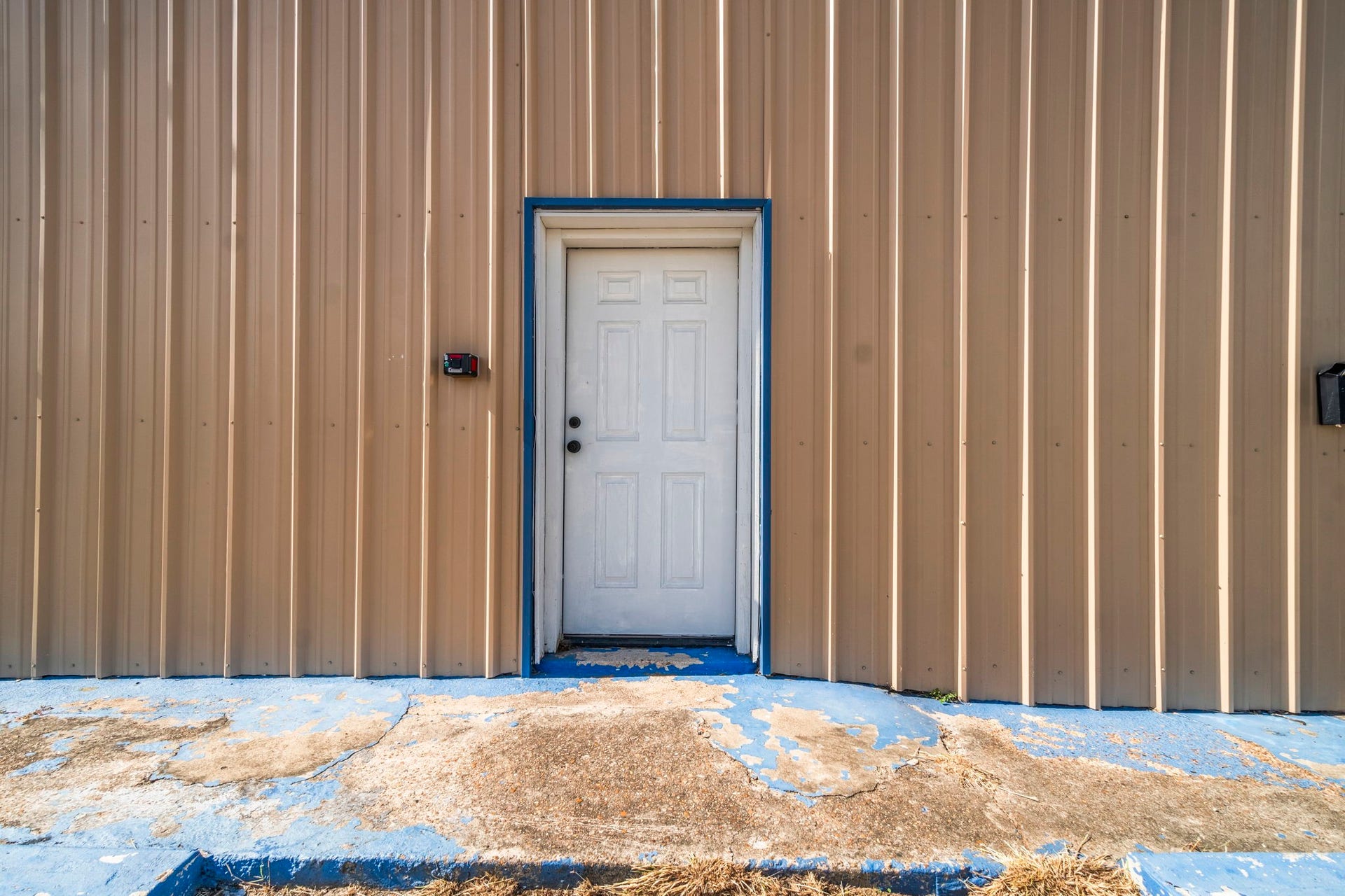 1018 Shaver Street, Pasadena, TX 77506 Individual entry door offering private access for tenants or customers