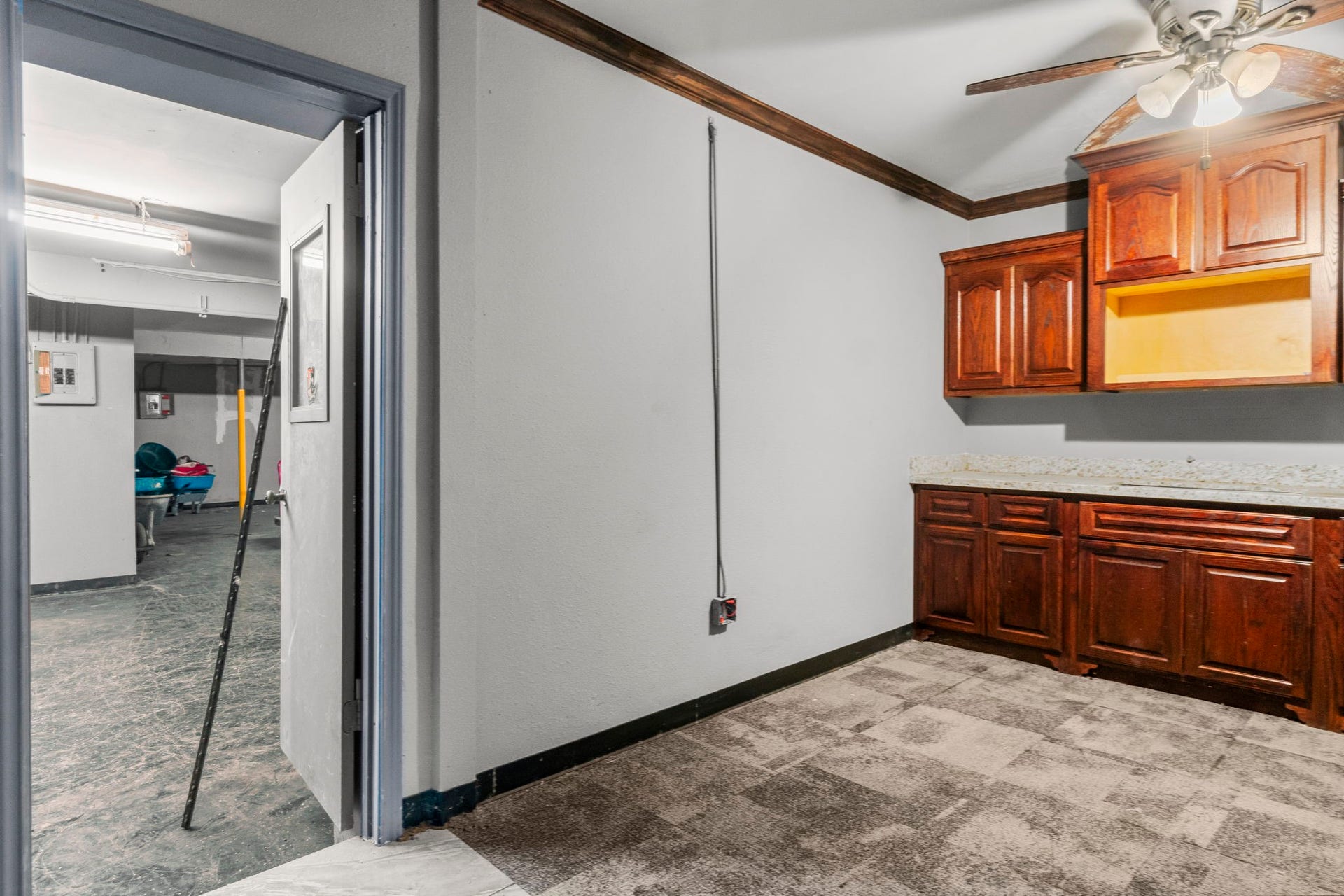 1018 Shaver Street, Pasadena, TX 77506 Spacious flex room with cabinetry, ideal for office support or employee lounge.