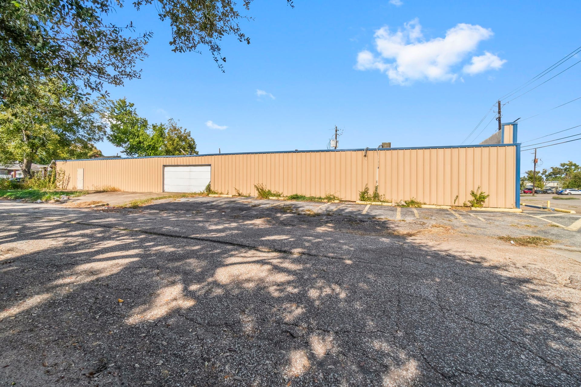 1018 Shaver Street, Pasadena, TX 77506 Expansive front parking area ideal for staff and customer convenience.