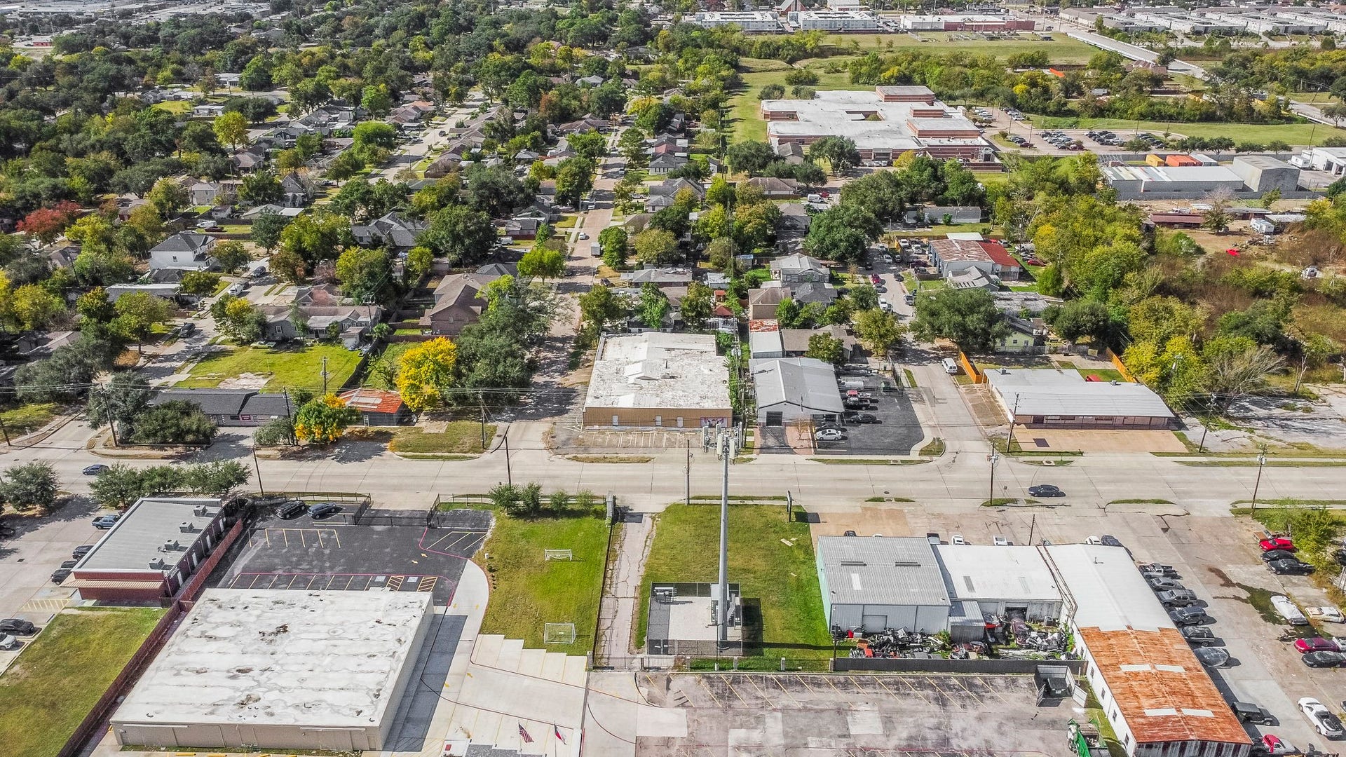 1018 Shaver Street, Pasadena, TX 77506 Aerial shot revealing excellent access to main roads and surrounding business activity.