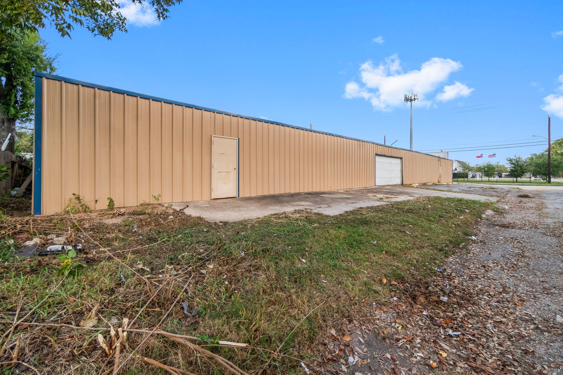 1018 Shaver Street, Pasadena, TX 77506 Another view of the rare driveway.