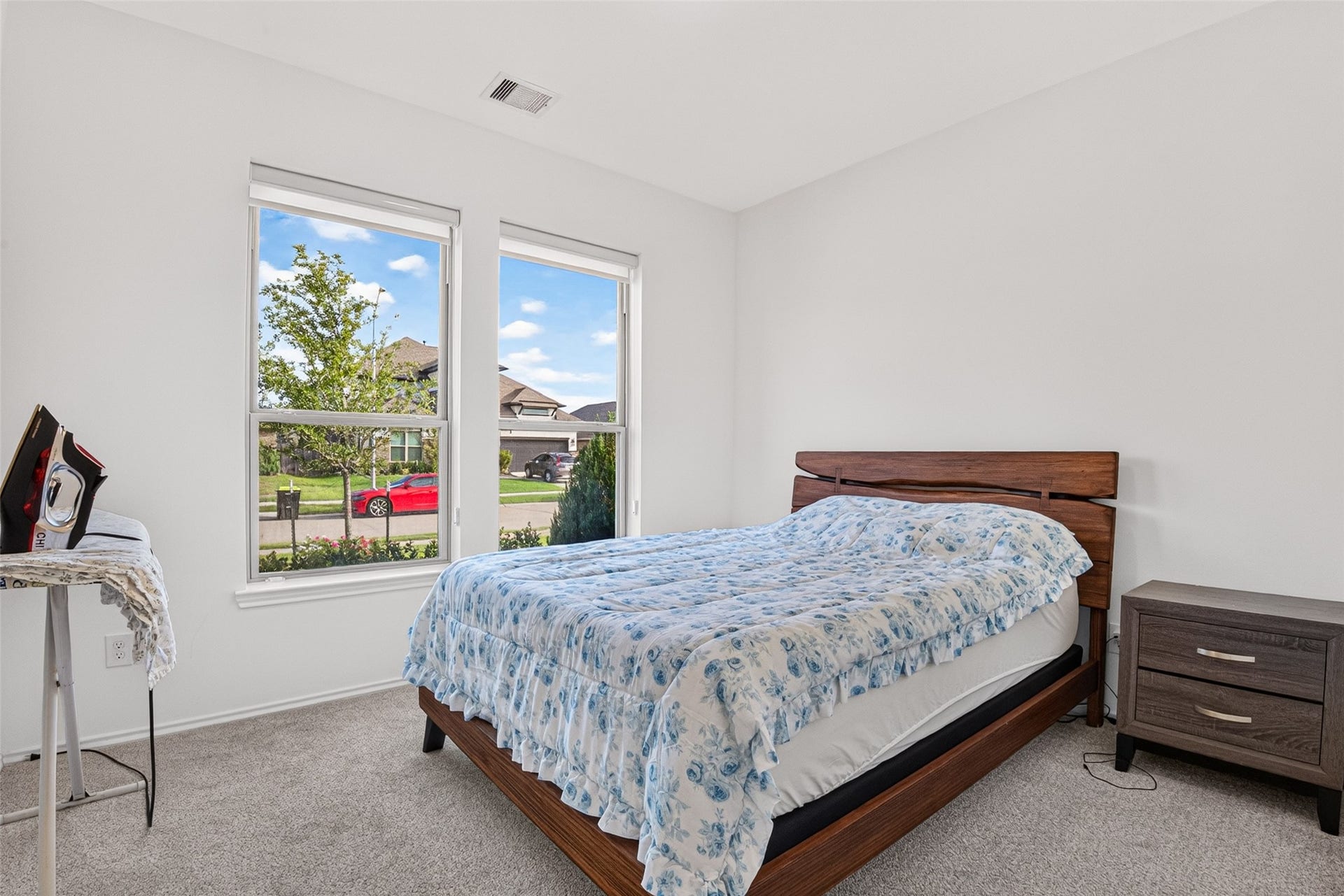 1315 Munson Valley Road, Richmond, TX 77406 Bright and spacious bedroom featuring two large windows with beautiful front yard views.