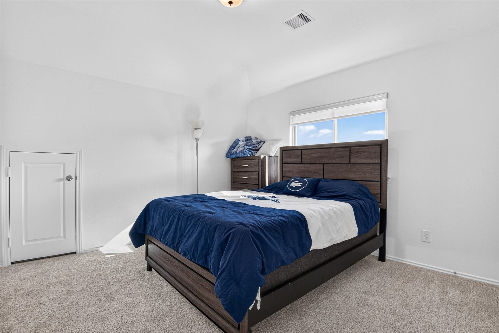 1315 Munson Valley Road, Richmond, TX 77406 Spacious bedroom featuring soft carpeting and neutral wall finishes.