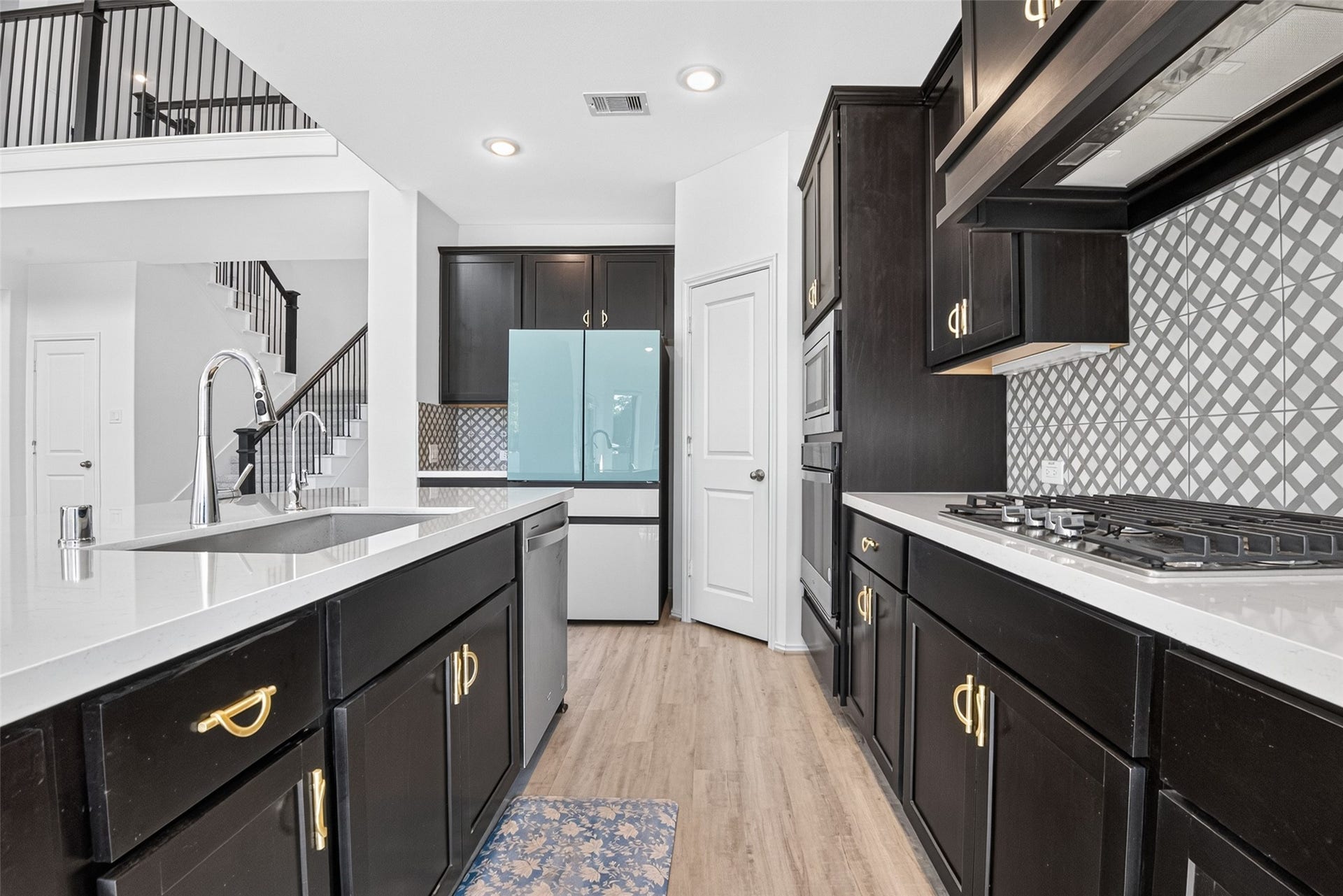 1315 Munson Valley Road, Richmond, TX 77406 Generous cabinet storage and counter space provide excellent functionality for meal preparation.