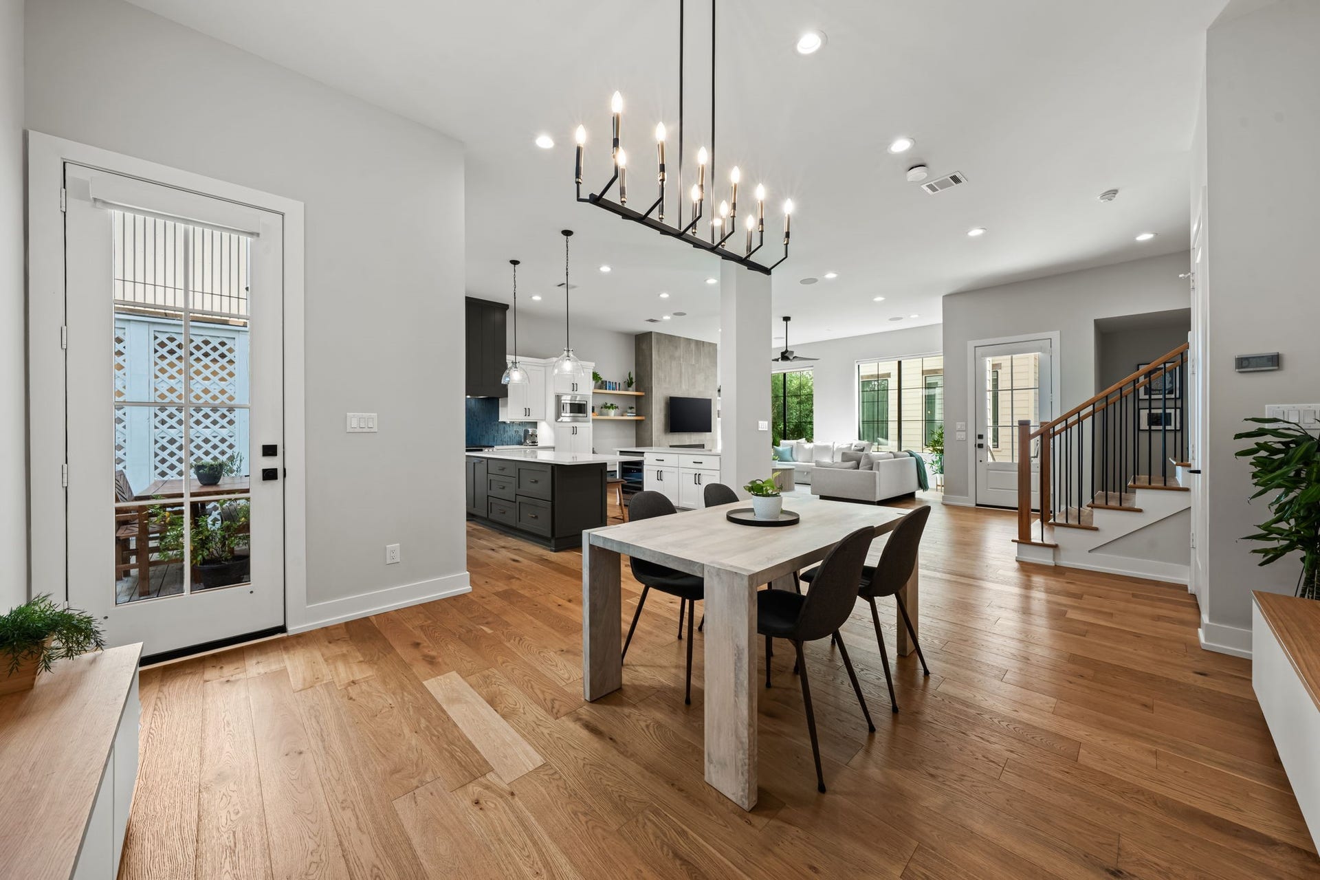 733 E 10th 1/2 Street, Houston, TX 77008 The dining area enjoys soaring ceilings, warm white oak flooring, and a clean modern aesthetic. Its placement beside the kitchen makes both casual meals and larger gatherings feel effortless.