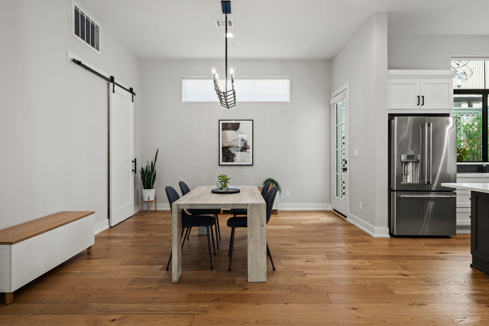 733 E 10th 1/2 Street, Houston, TX 77008 This spacious dining setting is brightened by elevated windows and abundant natural light. Direct access to the kitchen and nearby outdoor area supports gracious indoor-outdoor entertaining.