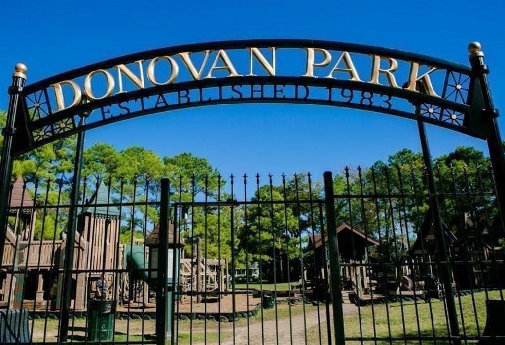 733 E 10th 1/2 Street, Houston, TX 77008 Donovan Park is one of the beloved neighborhood destinations convenient to the property. Its distinctive play structures offer an engaging outdoor setting for the community.