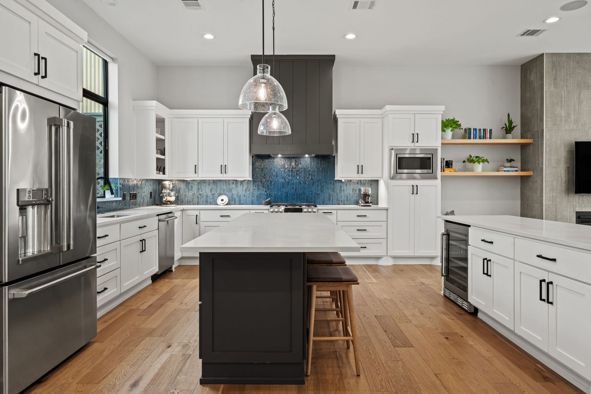 733 E 10th 1/2 Street, Houston, TX 77008 GE Cafe appliances and an architectural vent hood anchor the well-appointed cooking area. Extensive cabinetry, cookware drawers, and expansive counters provide exceptional function and storage.