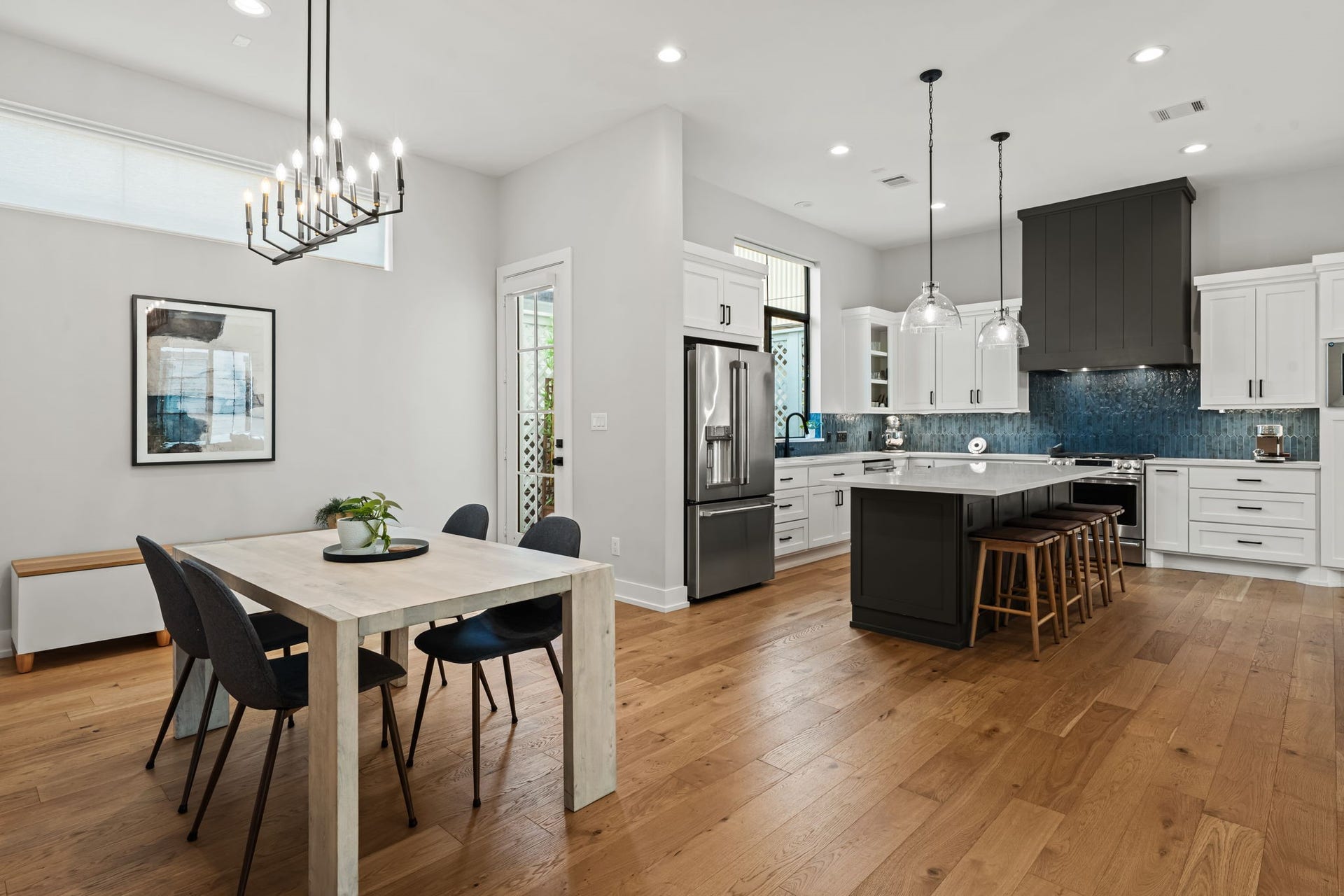 733 E 10th 1/2 Street, Houston, TX 77008 Open sightlines allow conversation to flow naturally between the dining area and designer kitchen. Carefully selected lighting and crisp architectural finishes give the space a sophisticated presence.