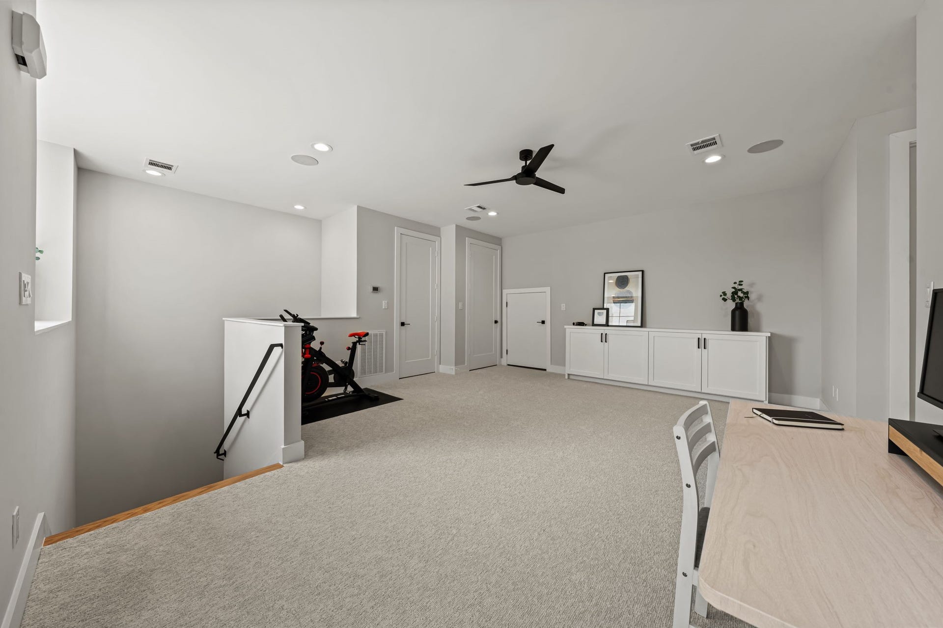 733 E 10th 1/2 Street, Houston, TX 77008 The third-floor game and media room offers exceptional flexibility for recreation, work, or fitness. Built-in speakers and ample storage enhance this expansive upper-level gathering space.