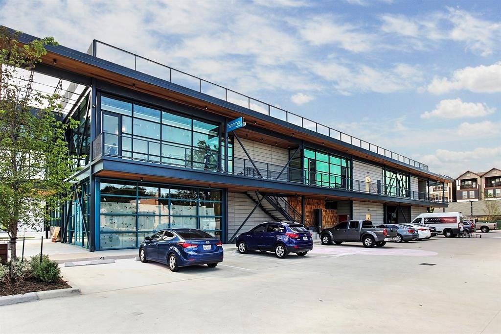 733 E 10th 1/2 Street, Houston, TX 77008 Shopping, dining, and neighborhood services are readily accessible throughout the Heights. Nearby mixed-use destinations add convenience and energy to the area's walkable lifestyle.