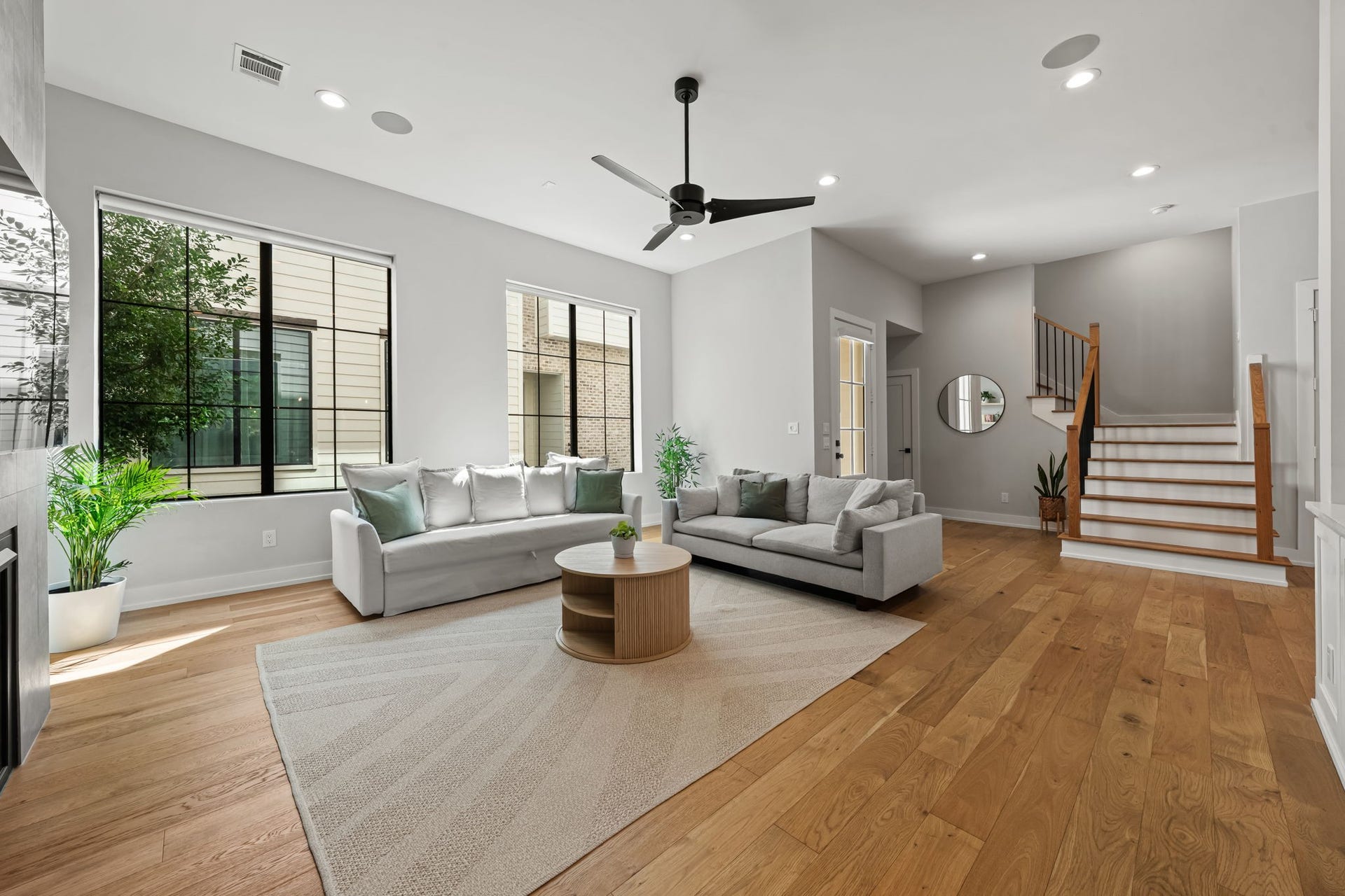 733 E 10th 1/2 Street, Houston, TX 77008 An open-concept design connects the living room, dining area, and kitchen with effortless flow. Soaring ceilings and generous windows enhance the bright, spacious atmosphere.