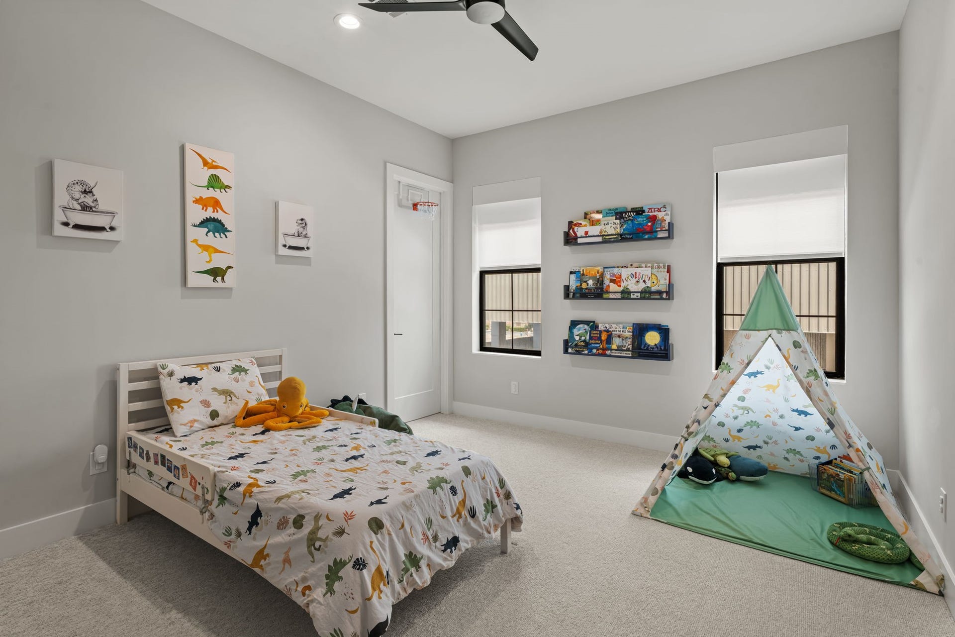 733 E 10th 1/2 Street, Houston, TX 77008 Another well-proportioned secondary bedroom offers comfortable accommodations and excellent natural light. Neutral finishes allow the room to adapt easily to a variety of needs.