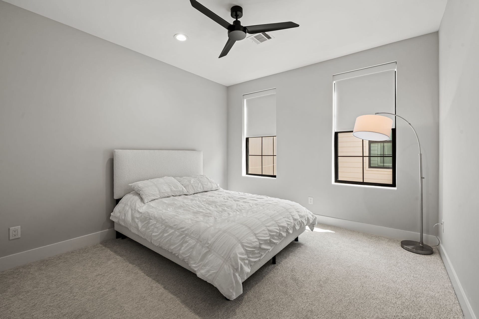 733 E 10th 1/2 Street, Houston, TX 77008 The third-floor bedroom provides a private retreat near the game room and full bath. Natural light, a ceiling fan, and neutral finishes support comfortable everyday living.