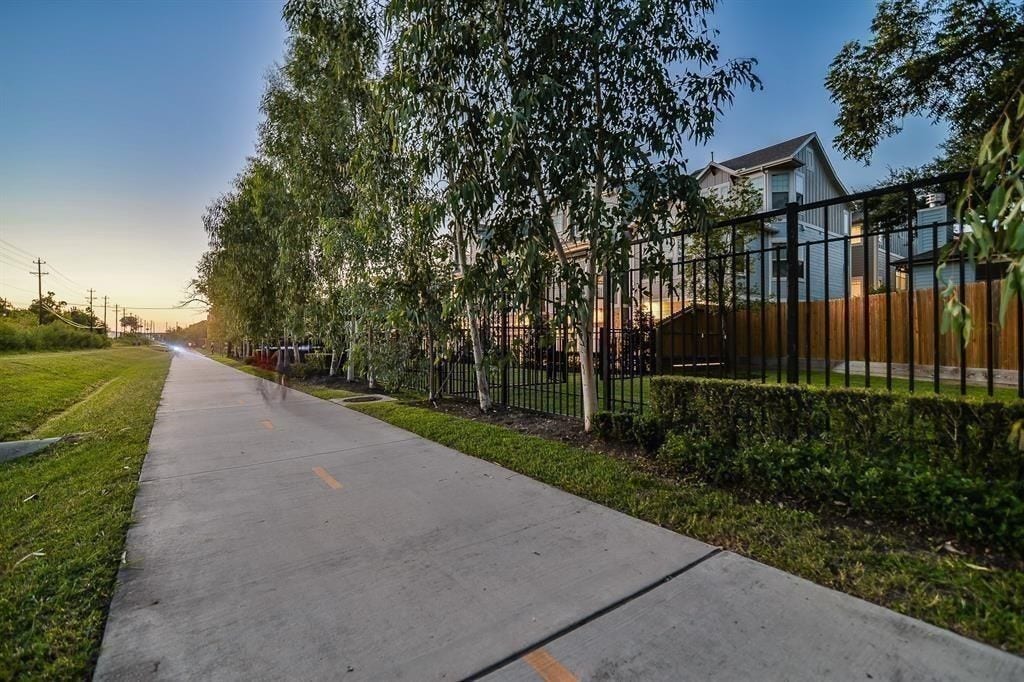 733 E 10th 1/2 Street, Houston, TX 77008 Convenient access to area walking and biking routes encourages an active outdoor lifestyle. Tree-lined paths connect residents with the broader Heights neighborhood.