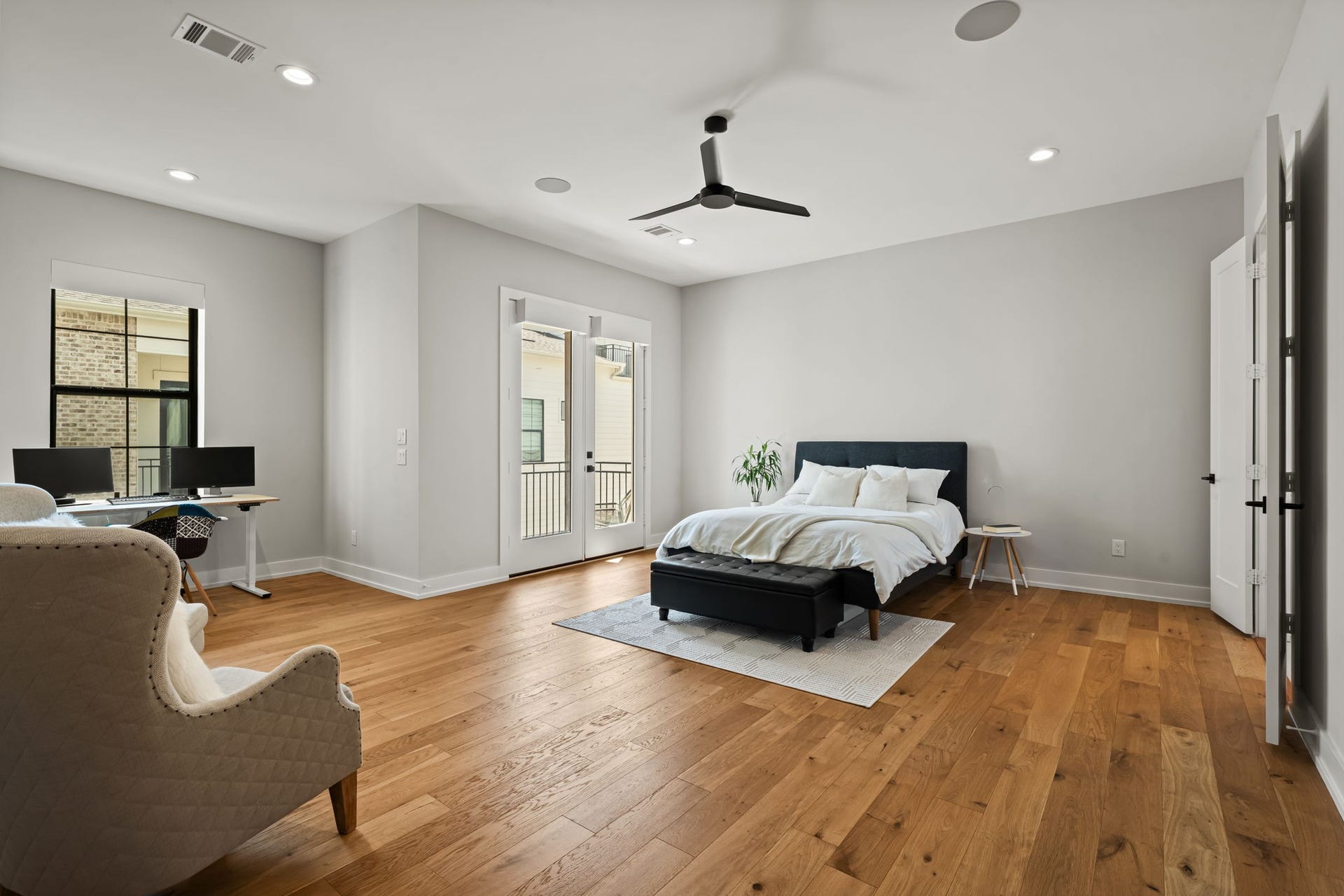 733 E 10th 1/2 Street, Houston, TX 77008 The primary bedroom creates a peaceful second-floor retreat with wide-plank wood flooring and abundant natural light. A sitting area, private balcony, and built-in speakers elevate everyday comfort.