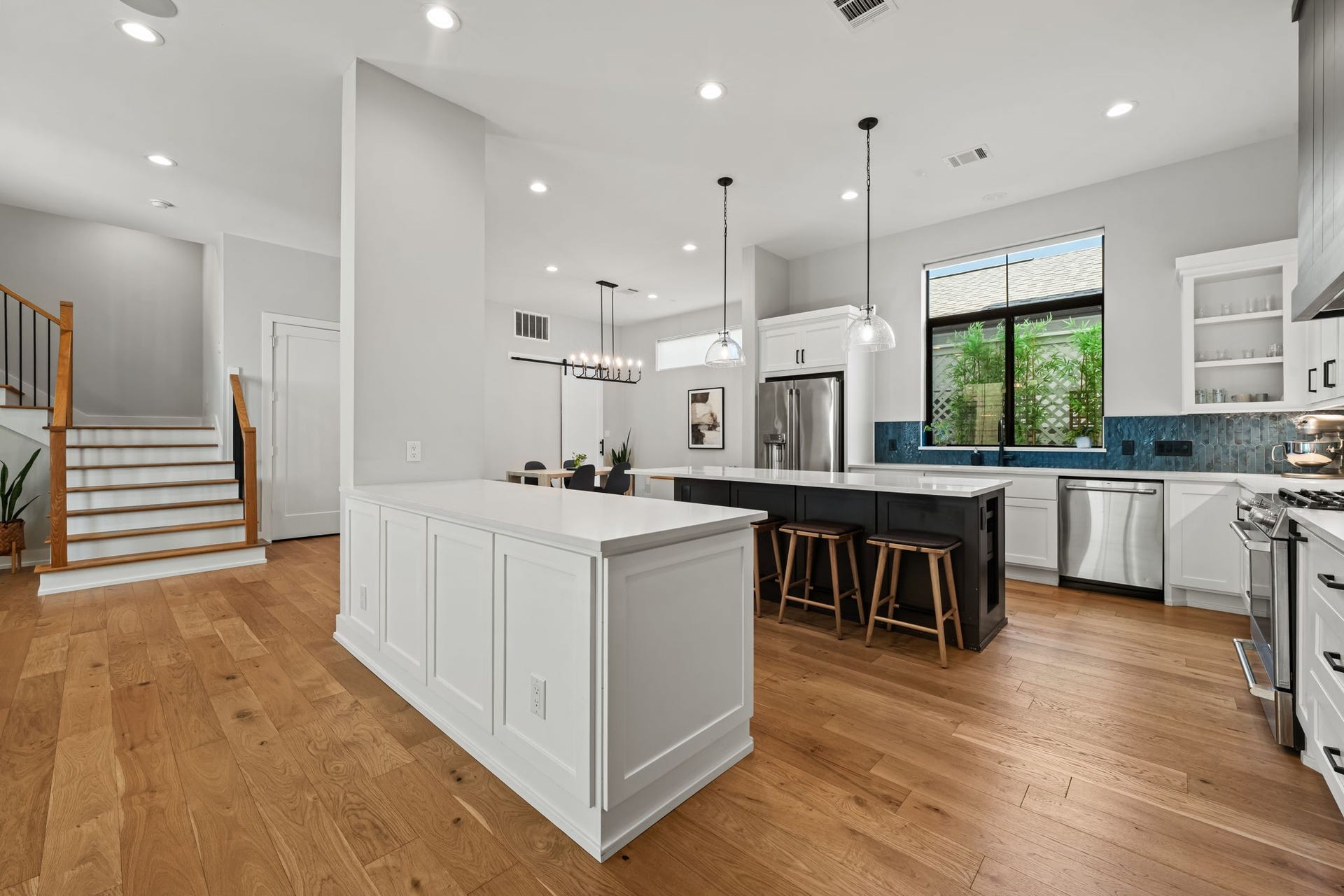 733 E 10th 1/2 Street, Houston, TX 77008 The first-floor gathering spaces were designed for easy conversation and entertaining. White oak flooring visually unifies the kitchen and living areas beneath airy ceilings.