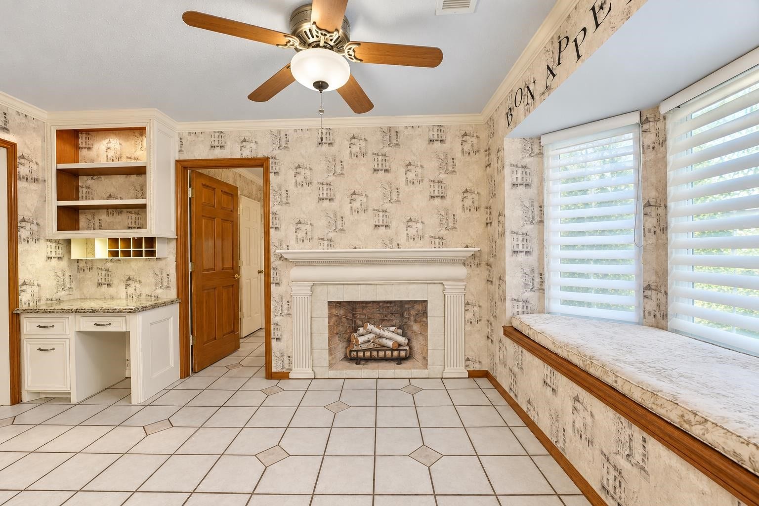 Breakfast room just off the kitchen, (artifical fireplace)