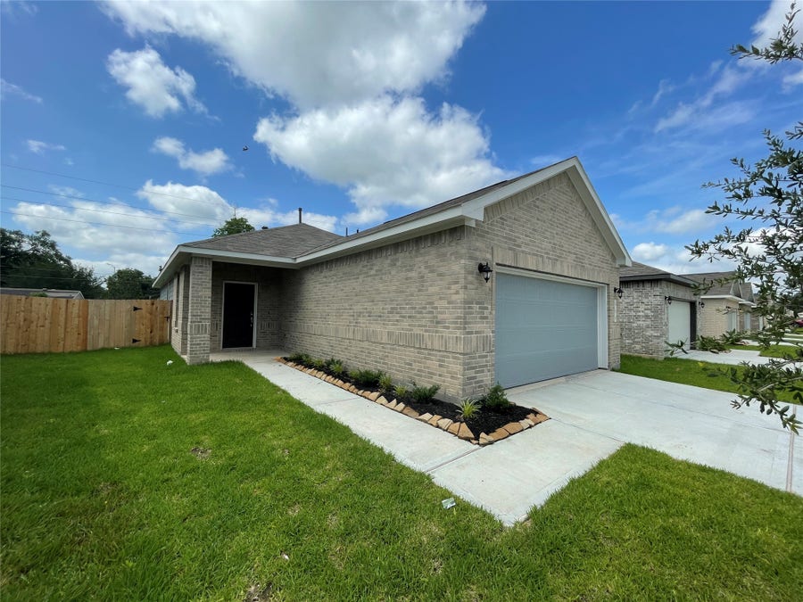 Property photo for 954 Redinger Ridge Drive, Houston, TX