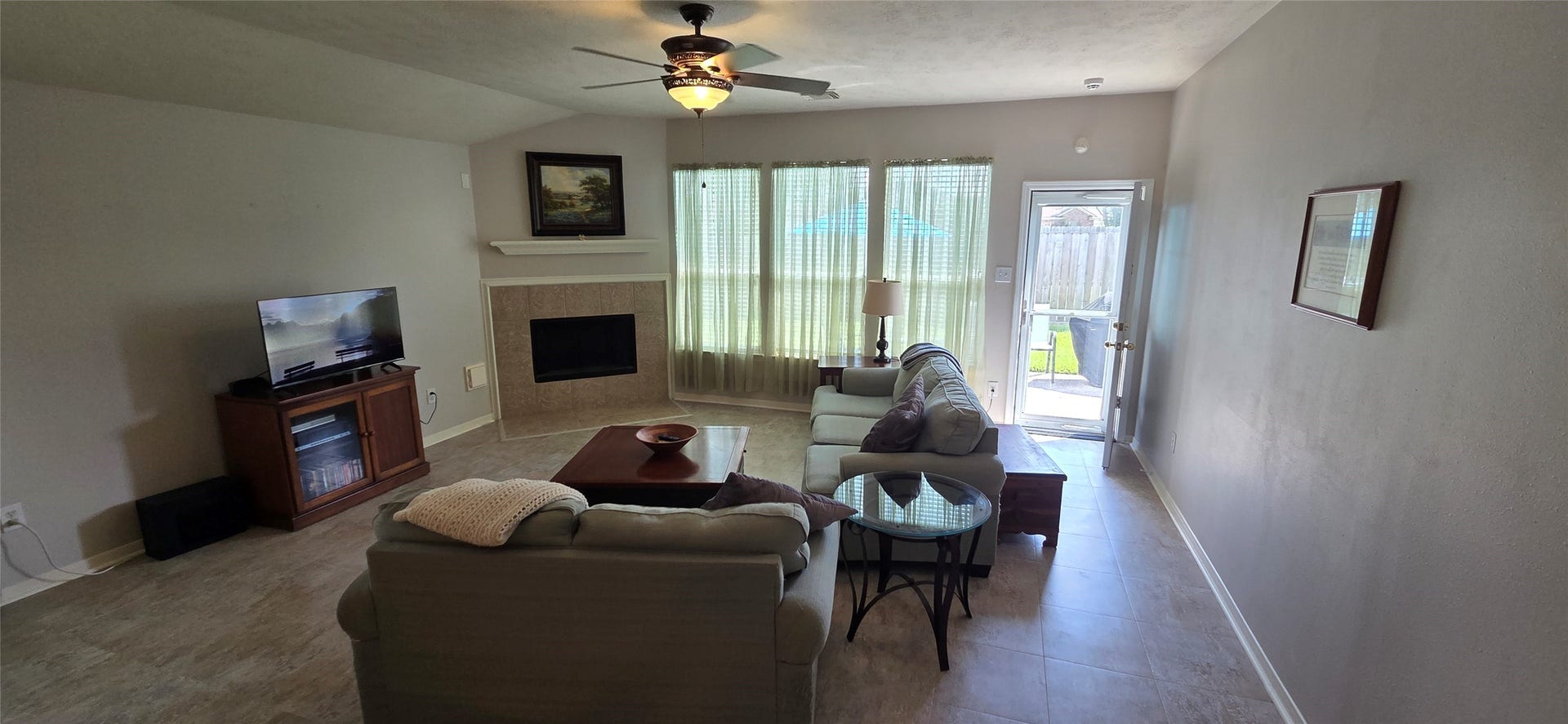 2406 Cardinal Elm Street, Fresno, TX 77545 Living Room