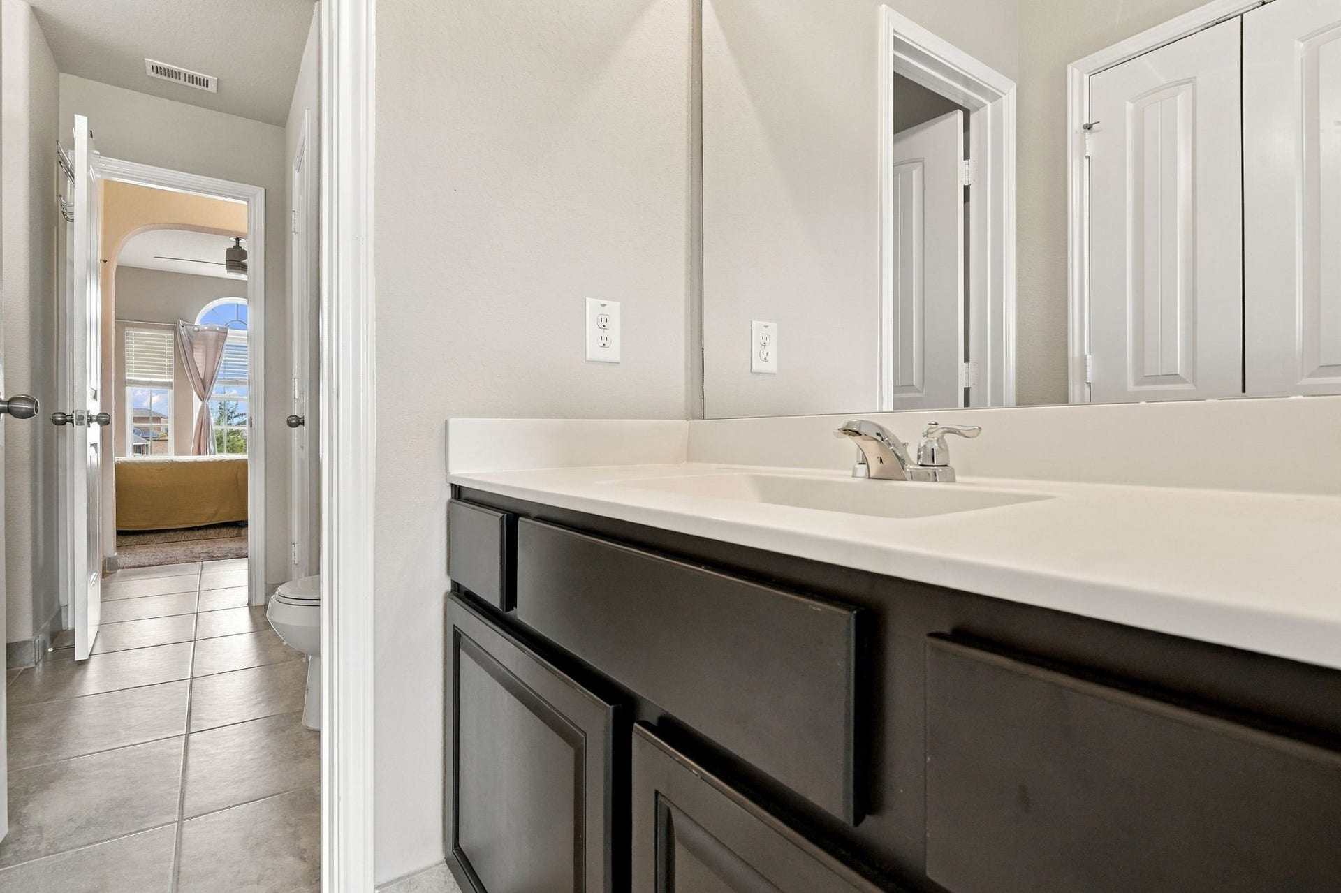 24115 Lake Molveno Drive, Katy, TX 77493 Engineered for efficient daily use, this full bathroom offers a smart dual-access configuration between living quarters.